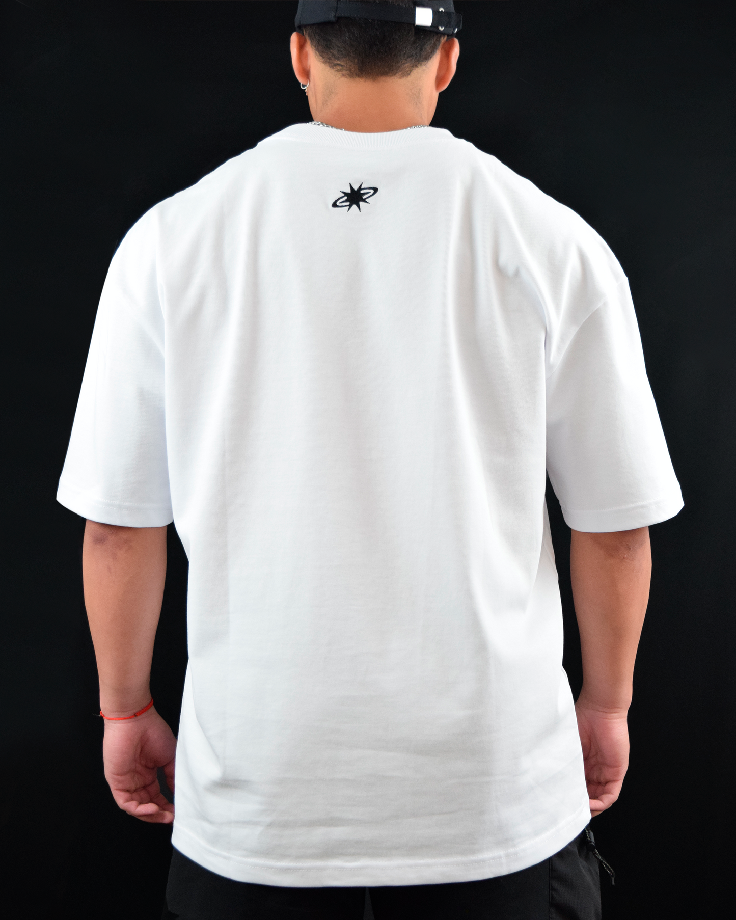 Estilo único y alternativo – camiseta blanca con bordado Urania Club o Tribal en negro, hecha con algodón peruano premium, Urania Club