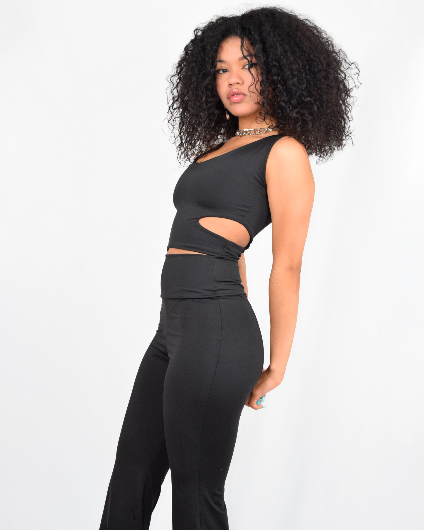 Leggings negros con corte flare y tejido flexible