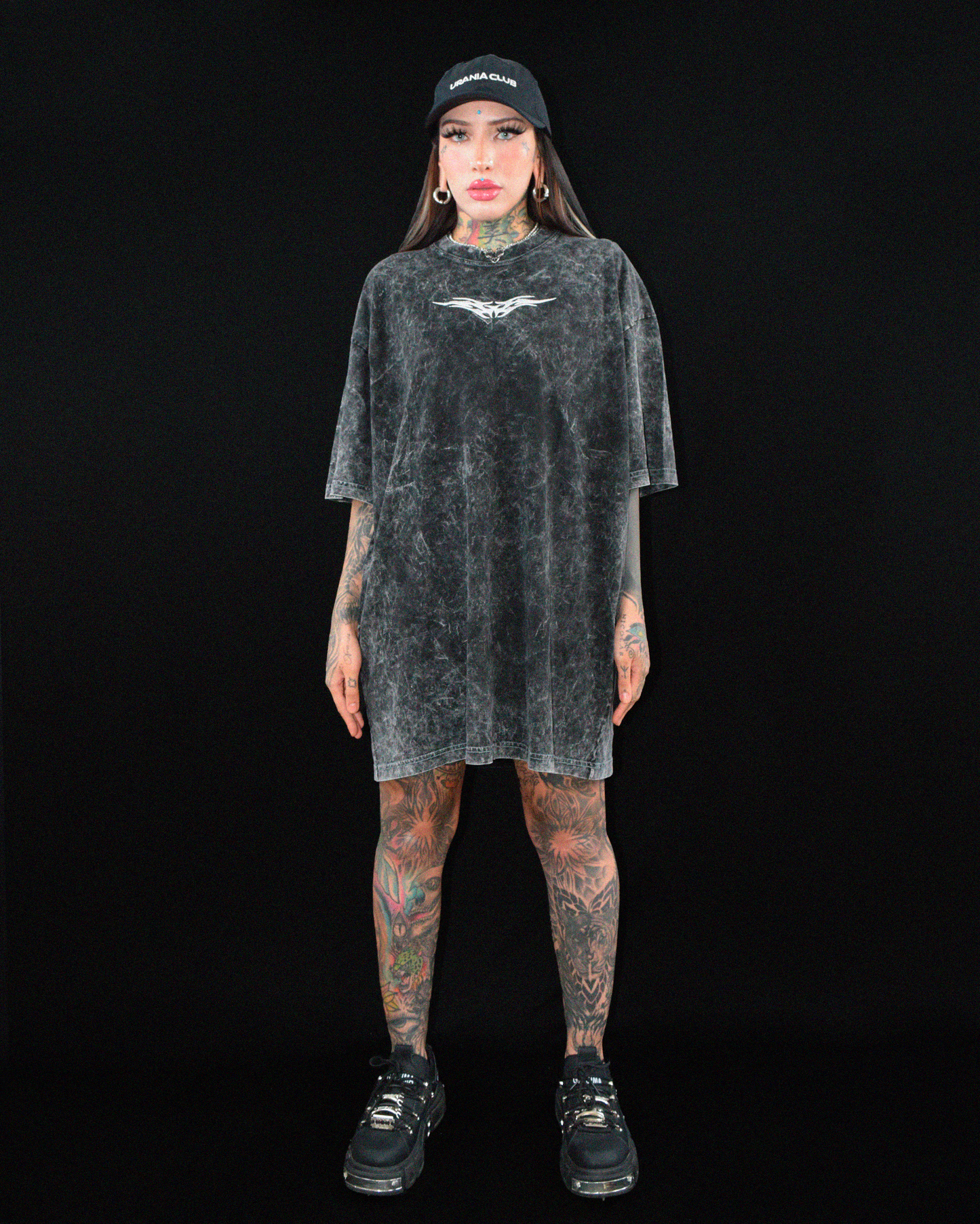 Ropa techwear en Chile – polera washed con bordado tribal, hecha con 100% algodón peruano exclusivo, Urania Club