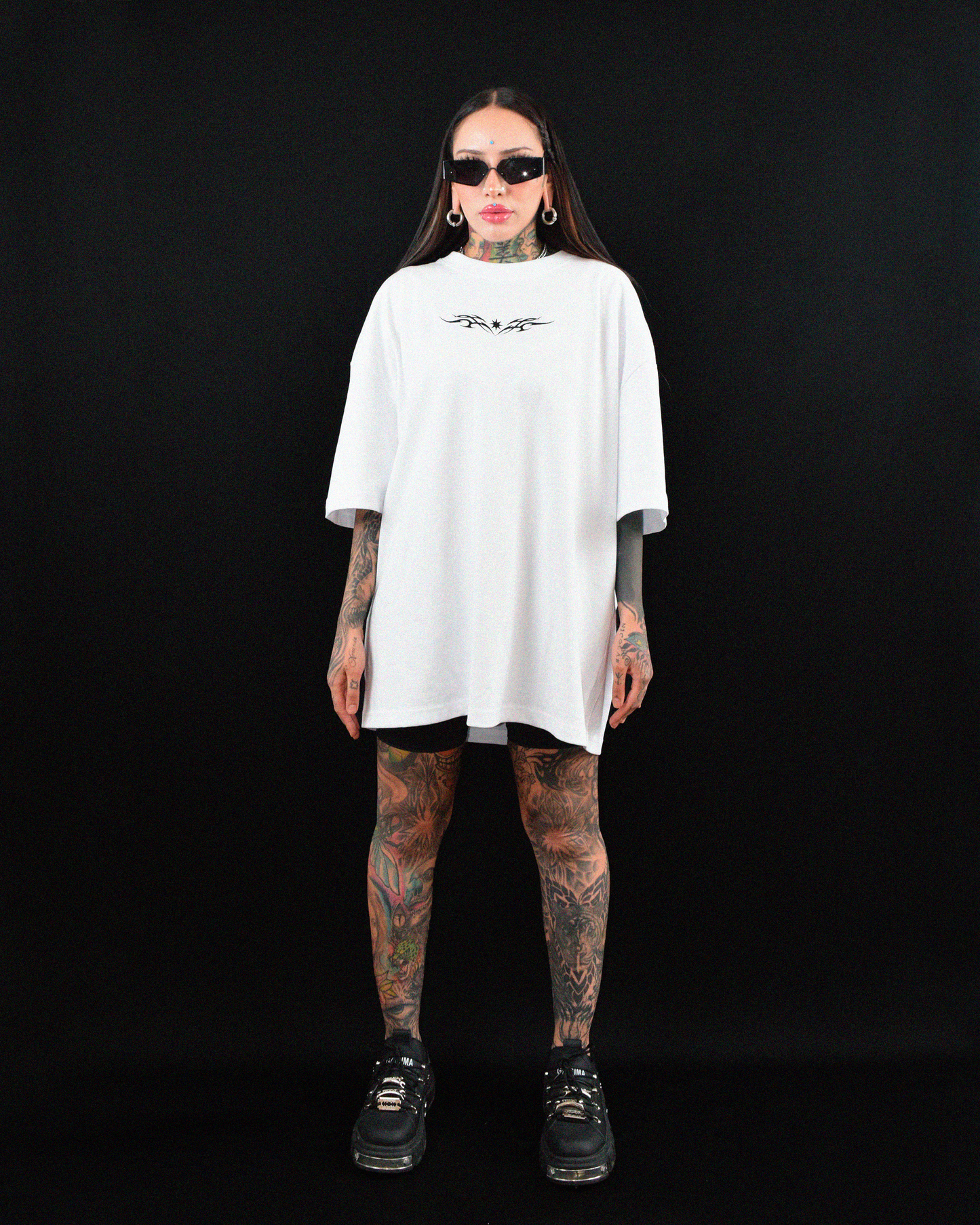 Estilo rave y streetwear – polera blanca con bordado Urania Club o Tribal en negro, hecha con algodón peruano de alta calidad, Urania Club