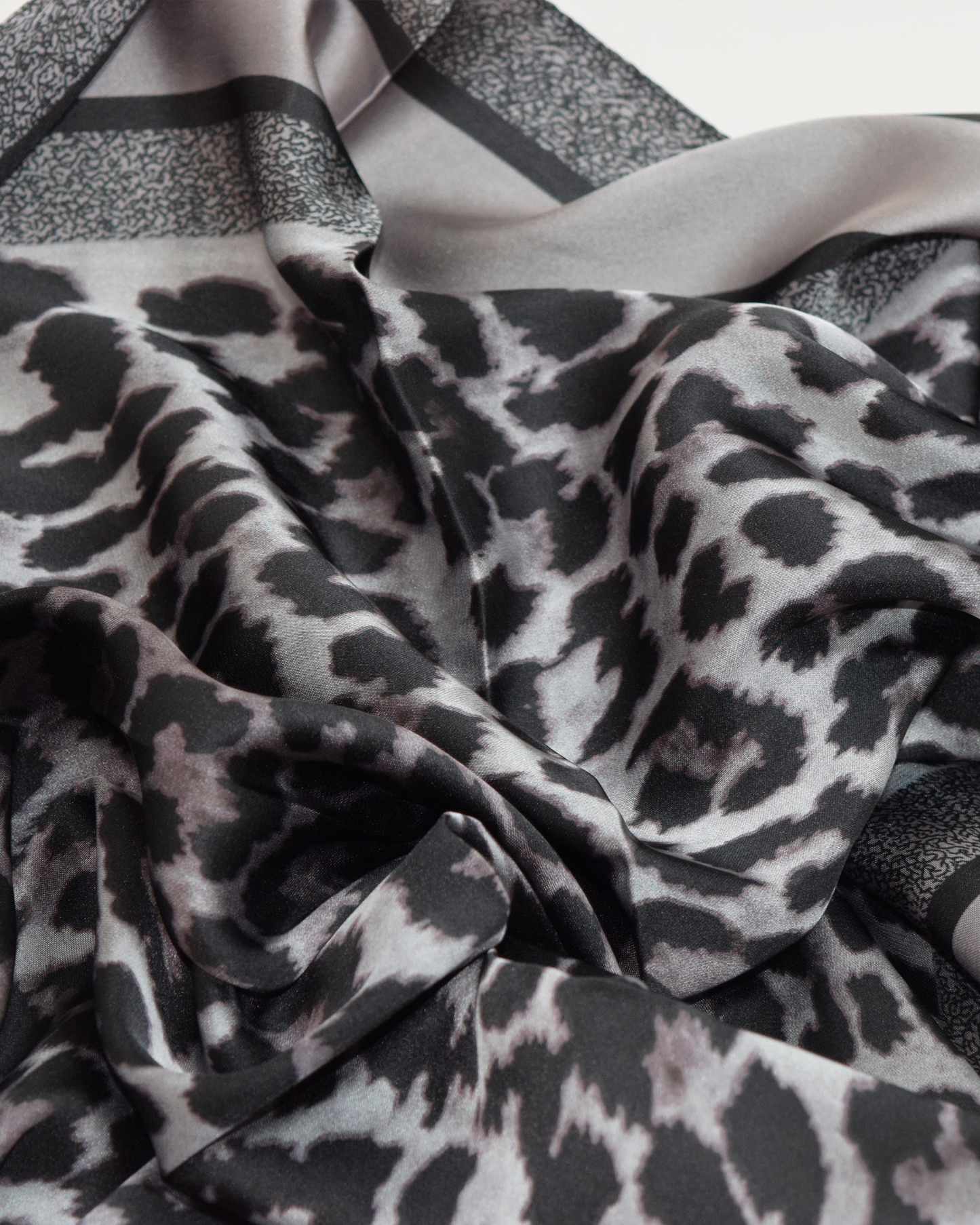 Pañuelo elegante animal print gris y negro de 70x70 cm