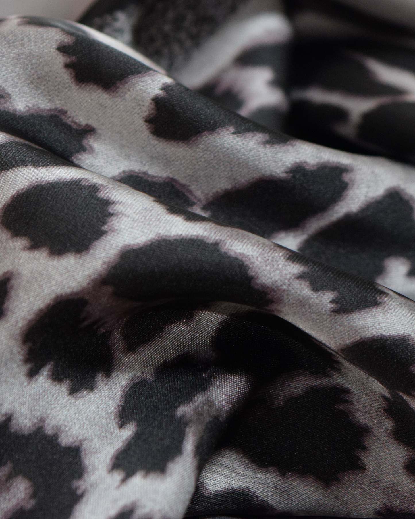 Accesorio de seda animal print gris y negro