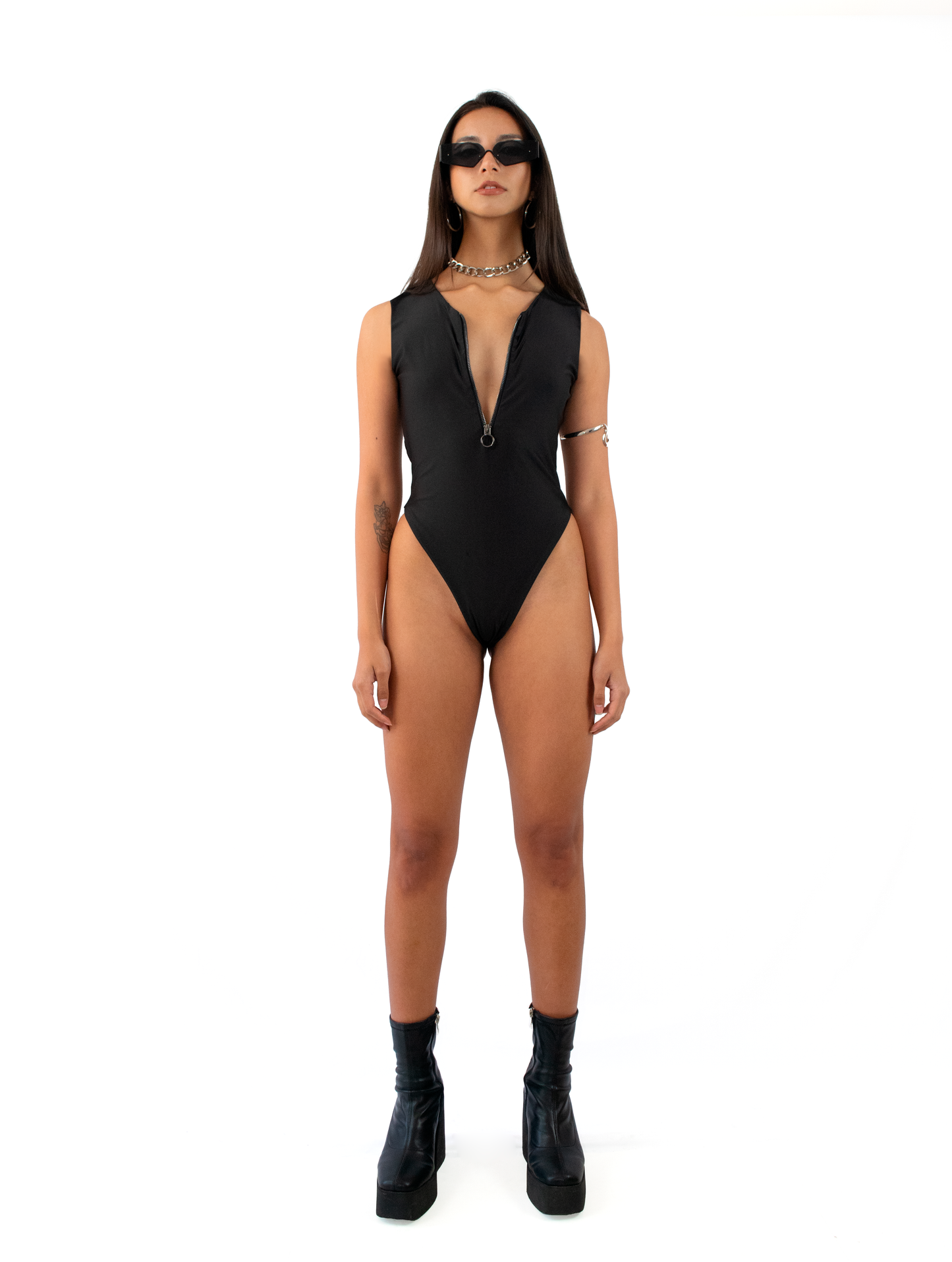 Detalle de tela suplex en body negro, 84% poliéster y 16% spandex | Urania Club
