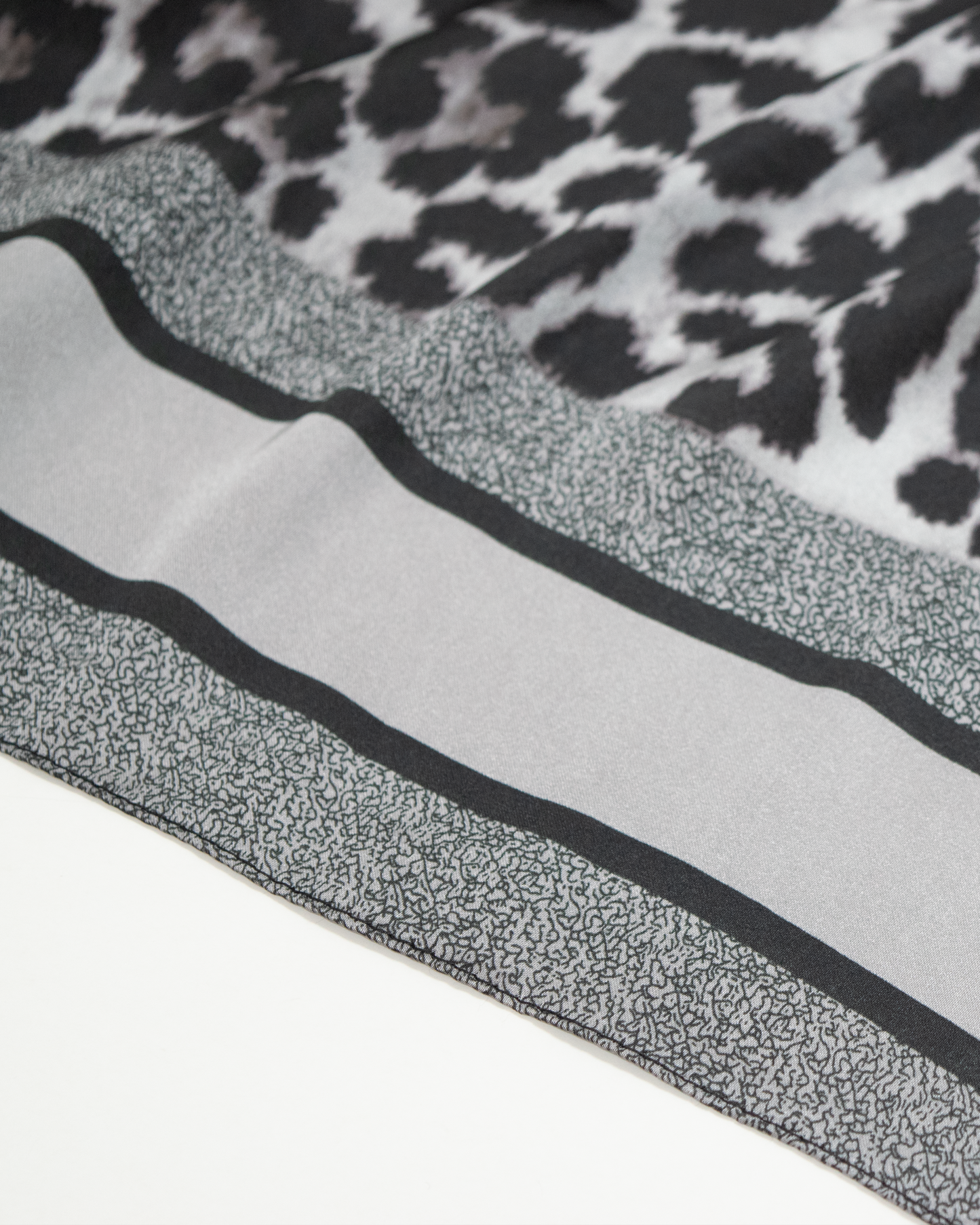 Pañuelo sofisticado animal print en tonos gris y negro