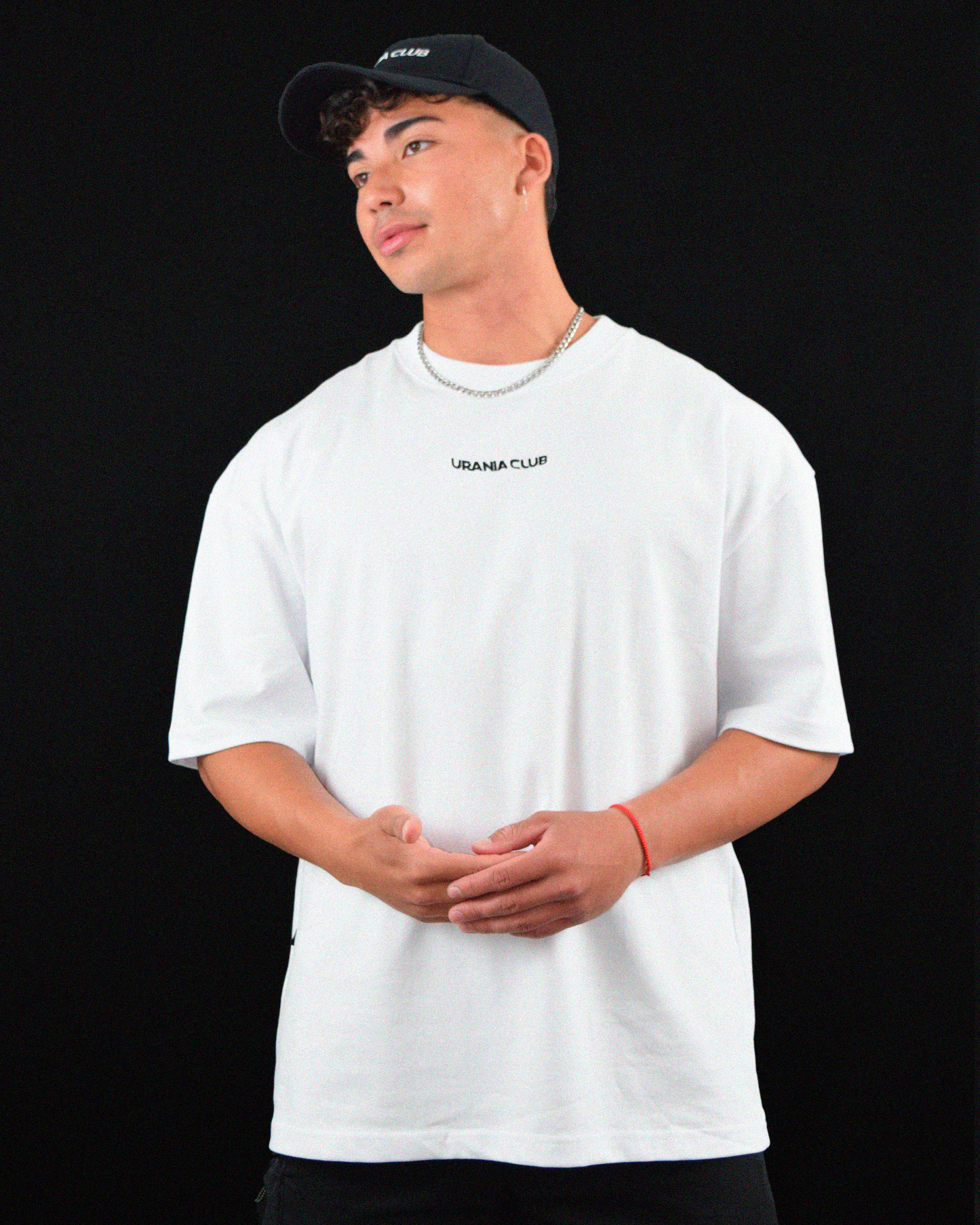 Polera blanca con bordado Urania Club o Tribal en negro, confeccionada con 100% algodón peruano de alta calidad – estilo techwear exclusivo, Urania Club