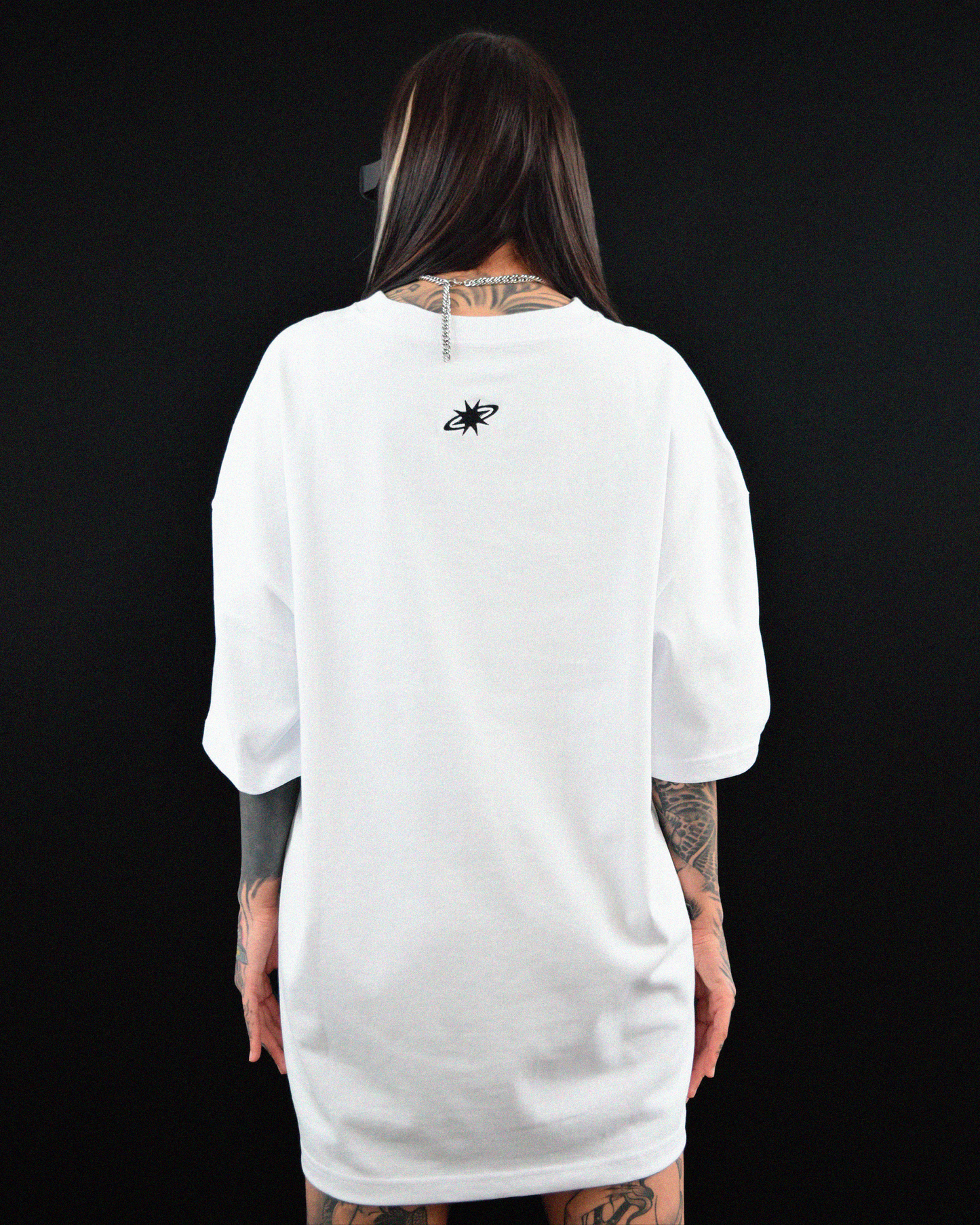 Moda urbana de vanguardia – polera blanca con bordado Urania Club o Tribal en negro, confeccionada con 100% algodón peruano, Urania Club