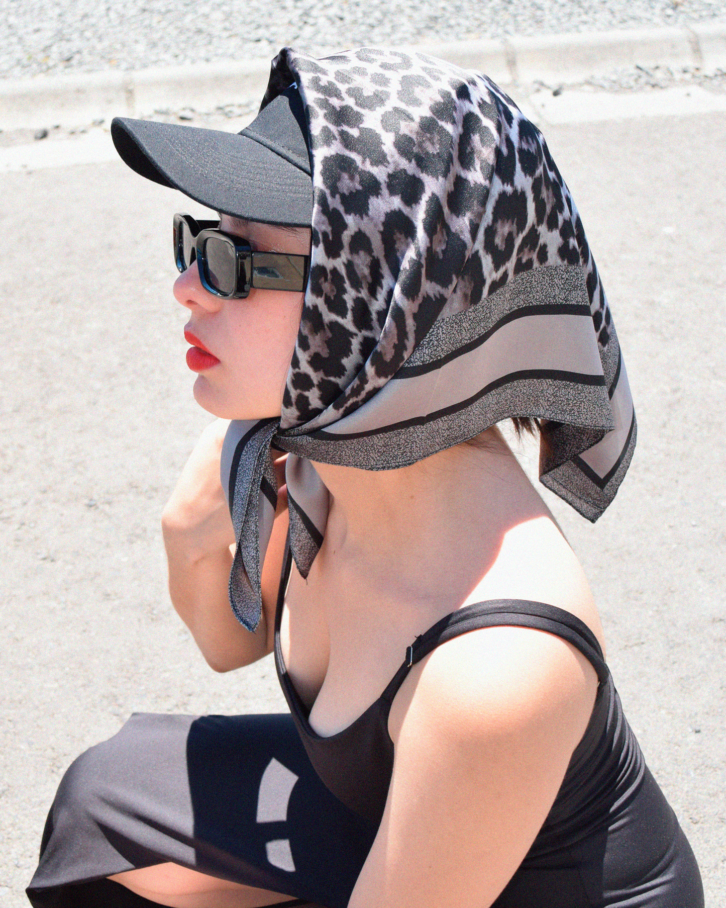 Pañuelo animal print gris y negro 100% poliéster