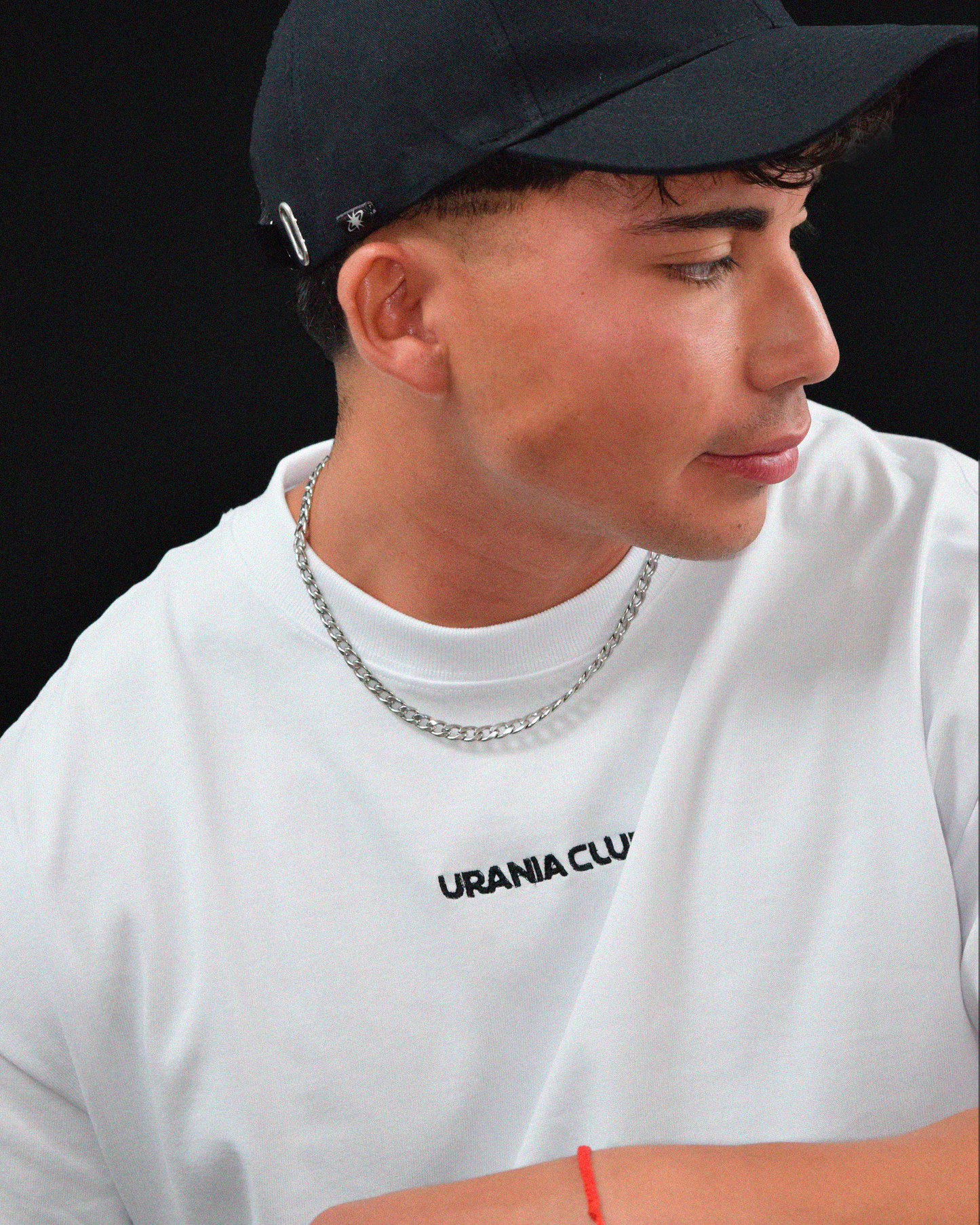 Camiseta blanca con bordado Urania Club o Tribal en negro, fabricada con algodón peruano de alta calidad – streetwear alternativo, Urania Club