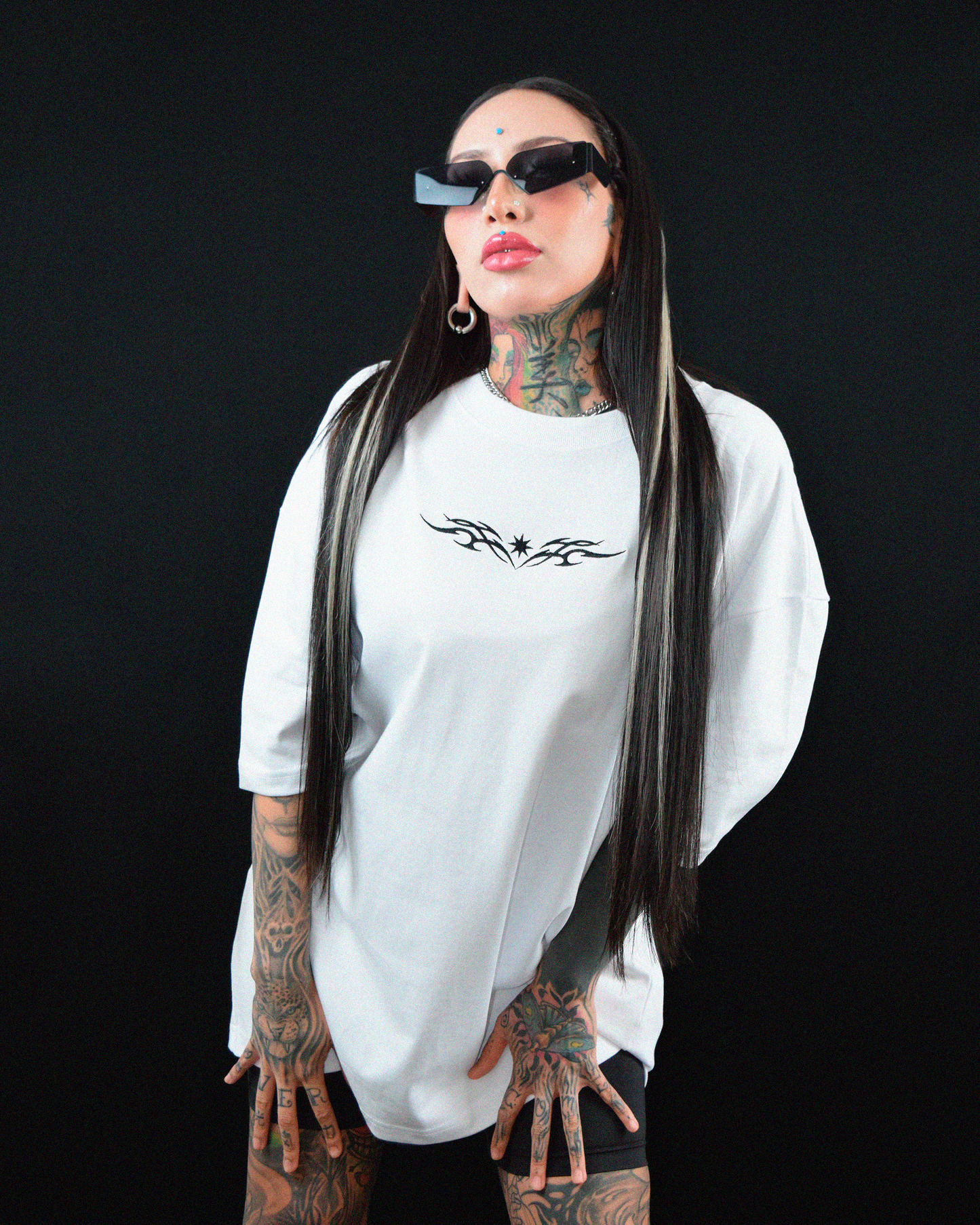 Polera blanca con bordado Urania Club o Tribal en negro, hecha con 100% algodón peruano premium – moda rave y urbana, Urania Club