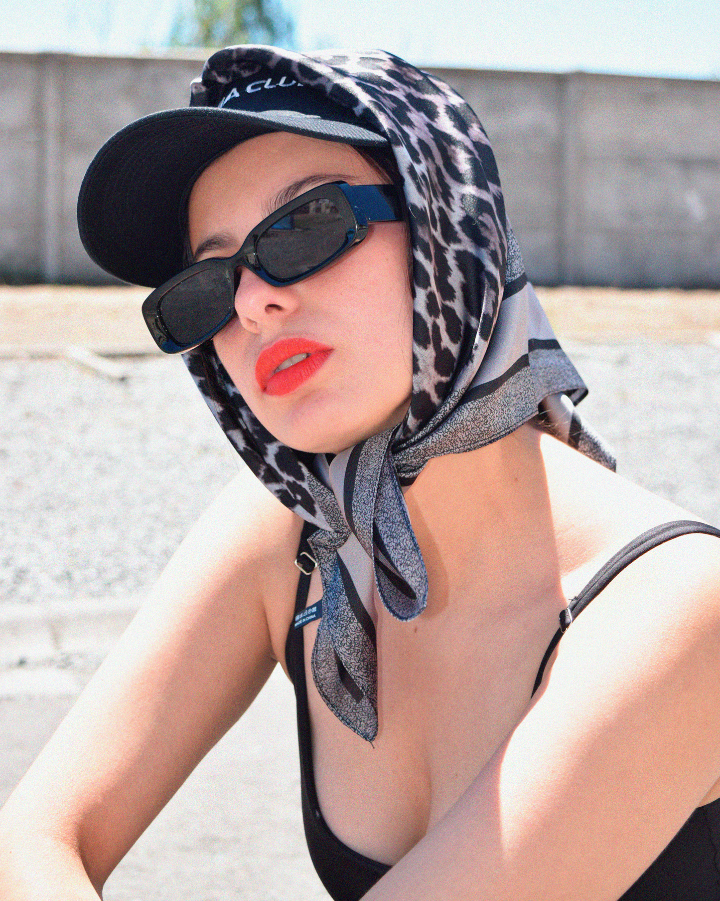 Pañuelo animal print gris y negro para cuello y cabello
