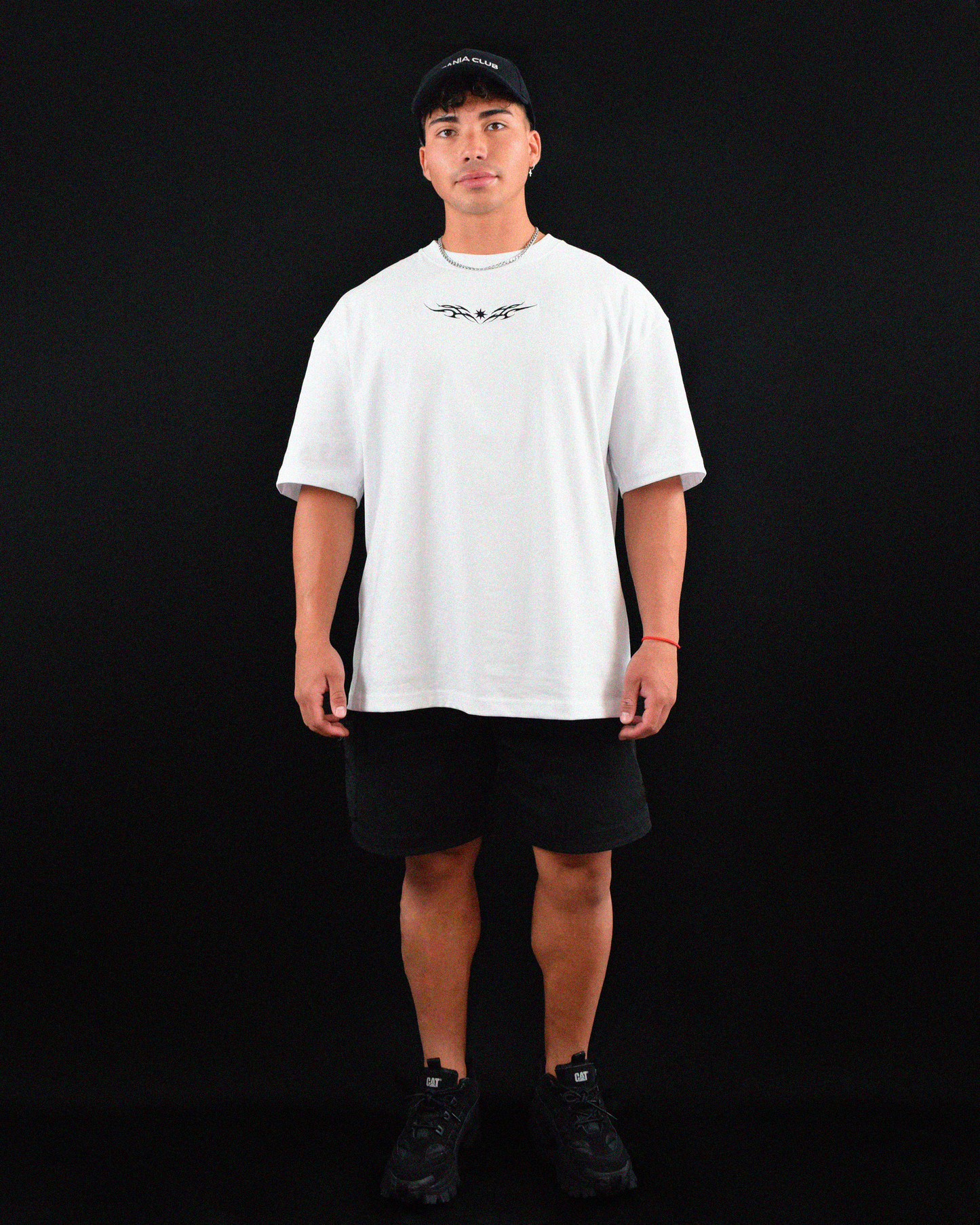 Tendencia techwear en Chile – camiseta blanca con bordado Urania Club o Tribal en negro, 100% algodón peruano, Urania Club