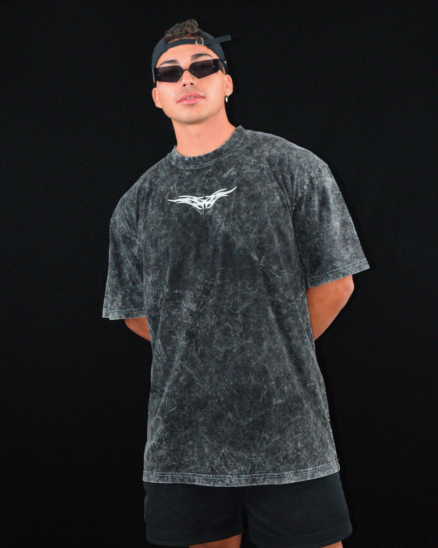Camiseta washed con bordado tribal, fabricada con algodón peruano de alta calidad – streetwear alternativo, Urania Club