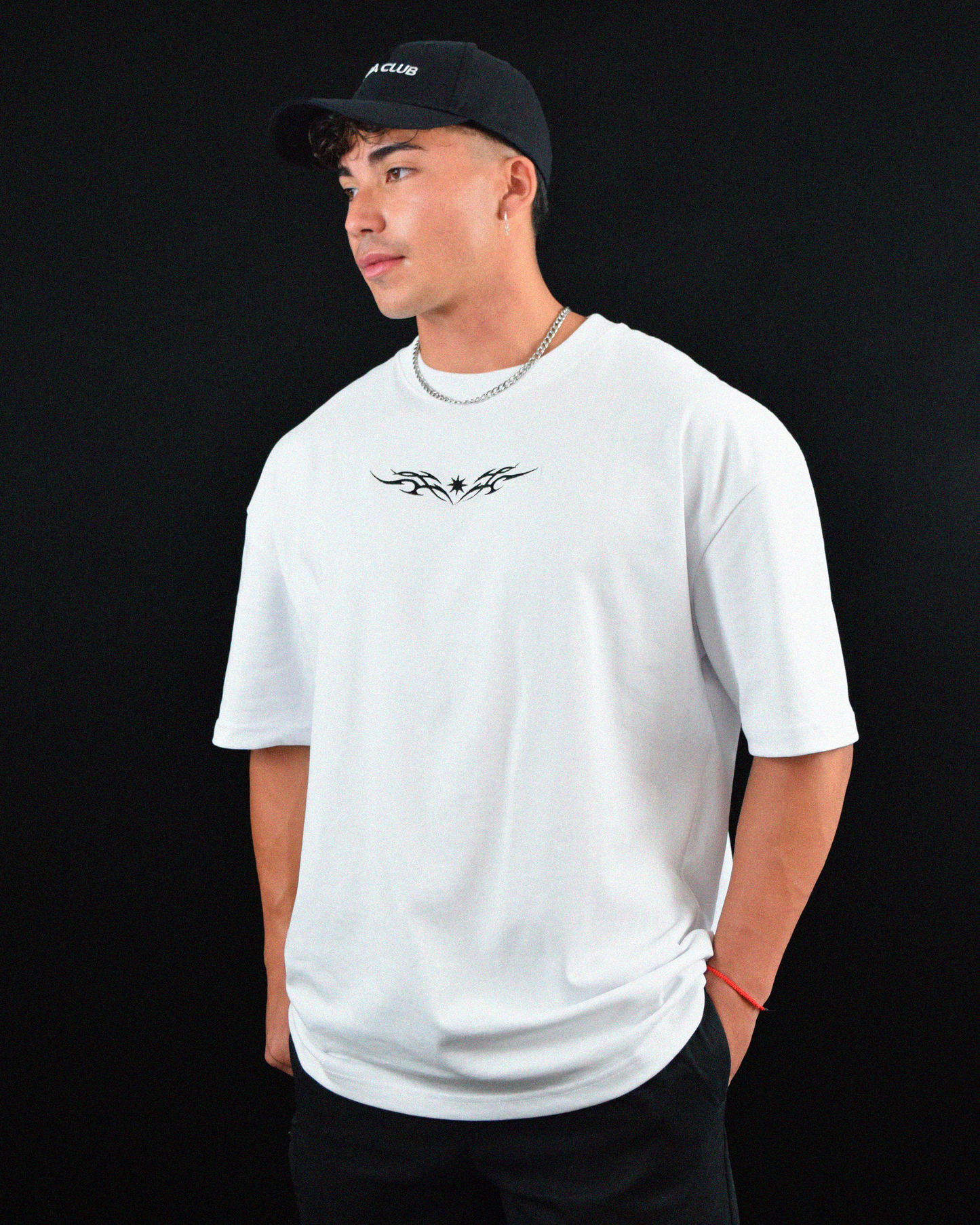 Camiseta blanca con bordado Urania Club o Tribal en negro, confeccionada en algodón peruano premium – moda underground y futurista, Urania Club