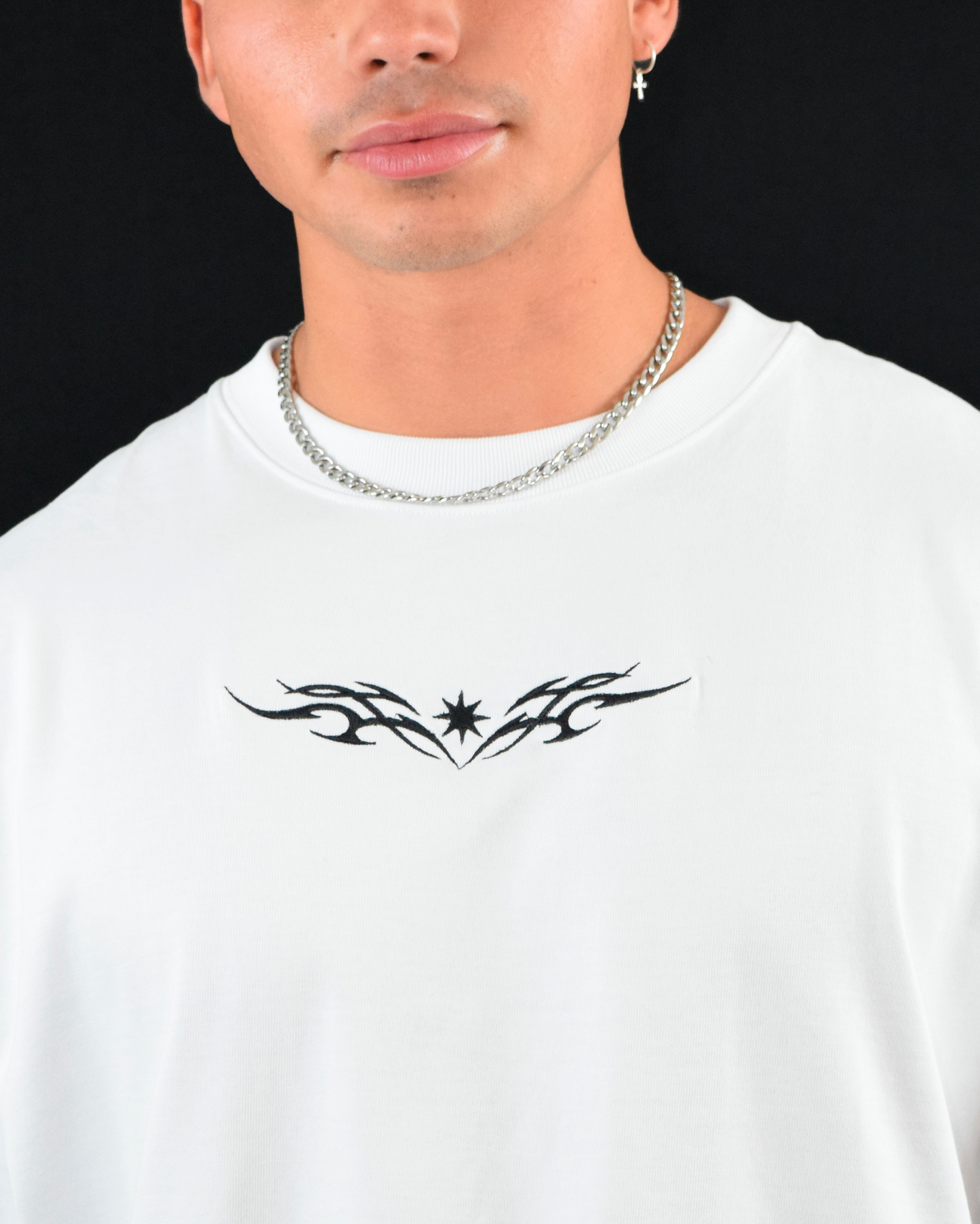 Diseño exclusivo bordado en polera blanca de algodón peruano – bordado Urania Club o Tribal en negro, Urania Club