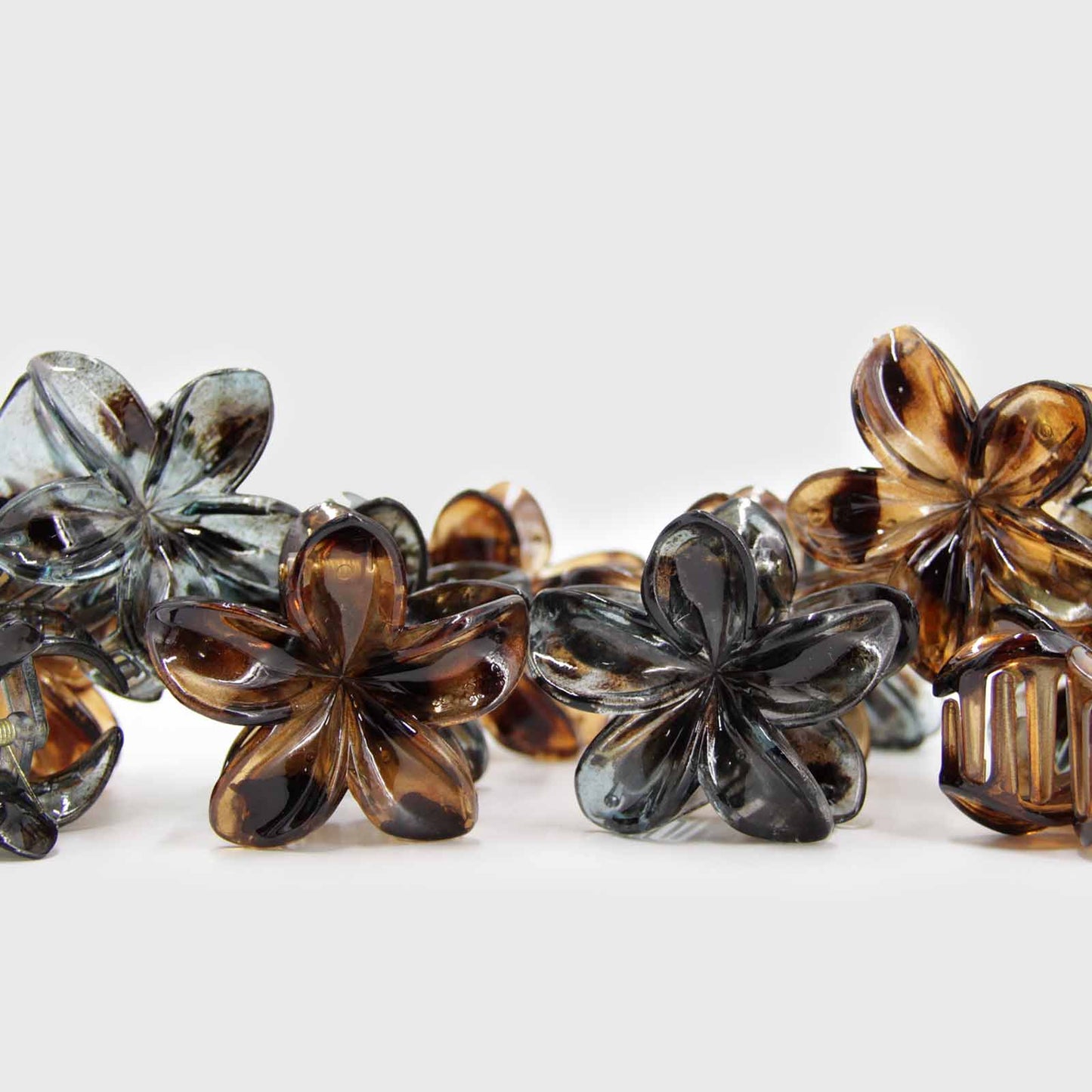 Clip de flor en tonos neutros, complemento perfecto para el cabello | Urania Club
