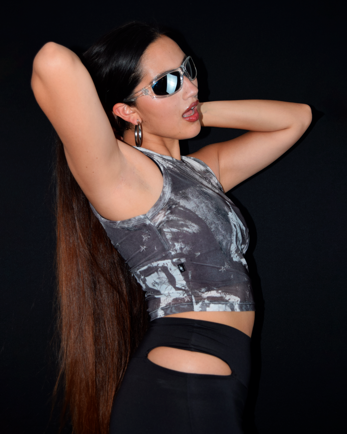 Crop top gris de malla, perfecto para outfits de fiesta y electrónica - Urania Club