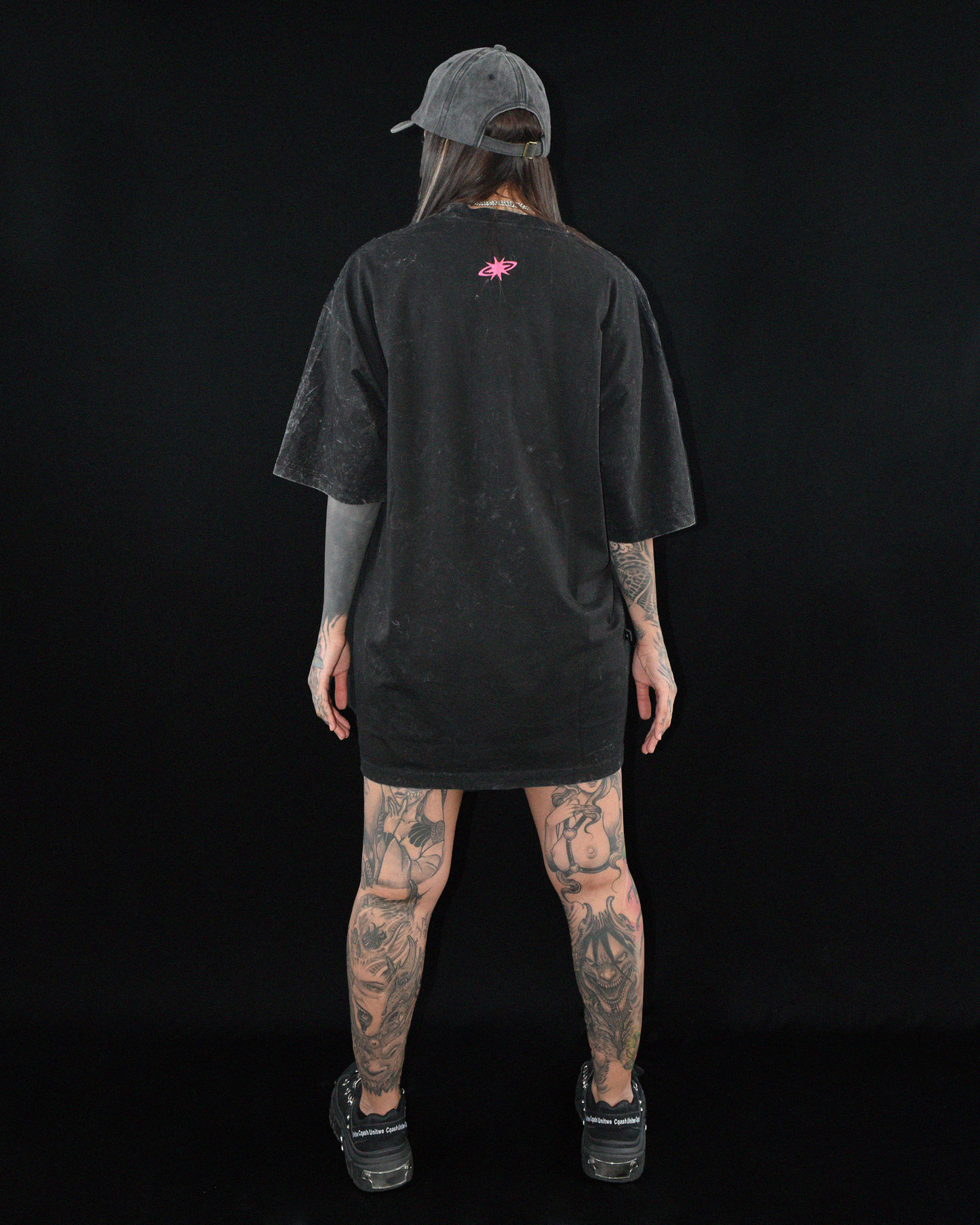 Camiseta washed de algodón peruano premium con bordado tribal en blanco o rosa – moda alternativa y urbana, Urania Club