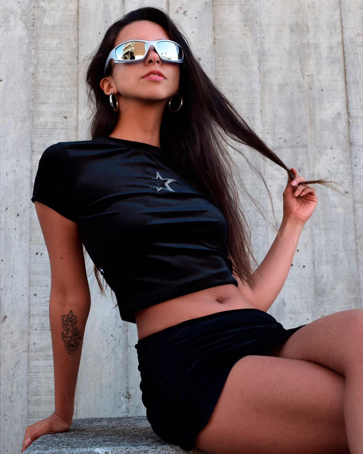 Mini falda de terciopelo negro con estilo sofisticado y moderno - Urania Club