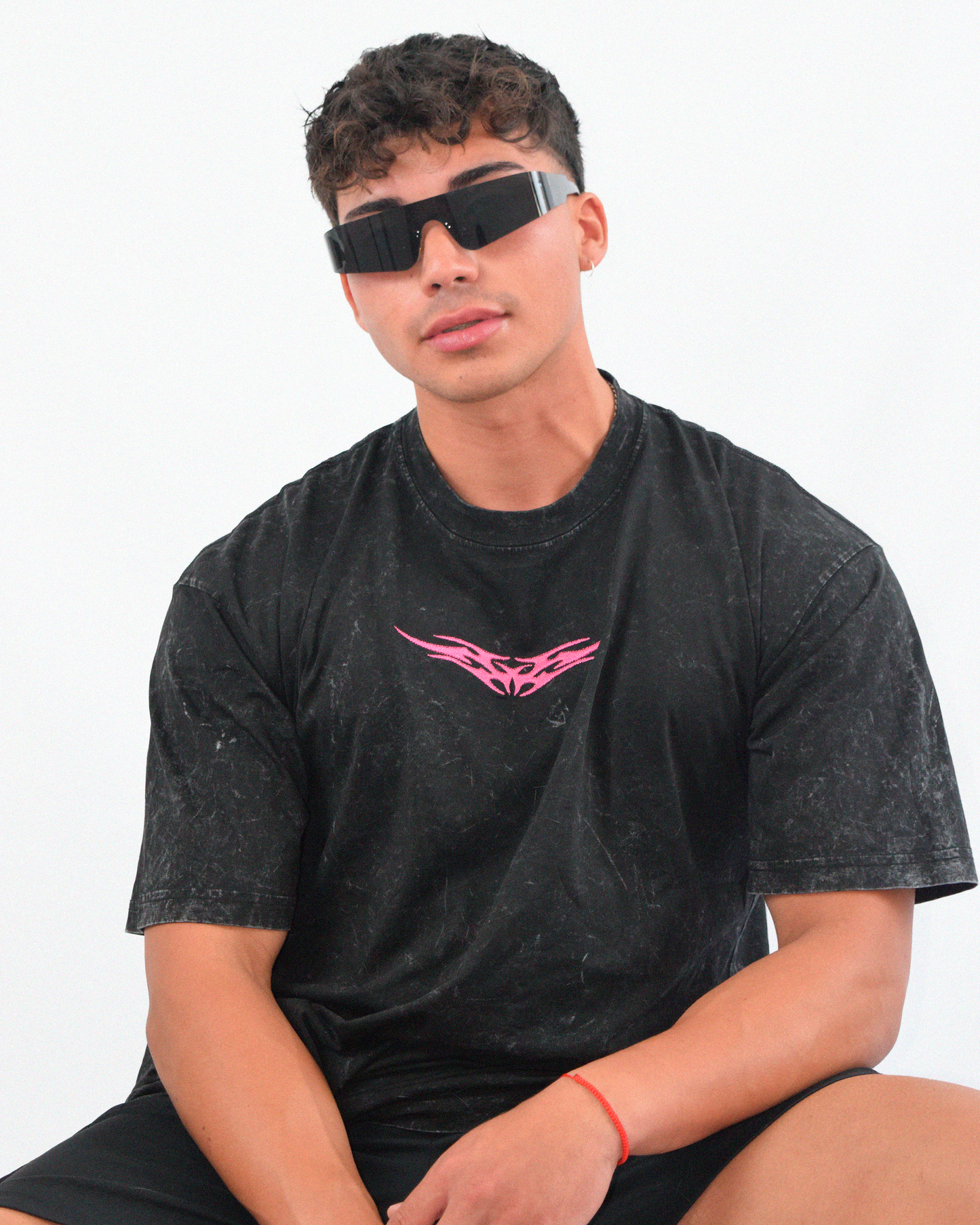 Camiseta washed con bordado tribal, confeccionada en algodón peruano premium – moda underground y futurista, Urania Club