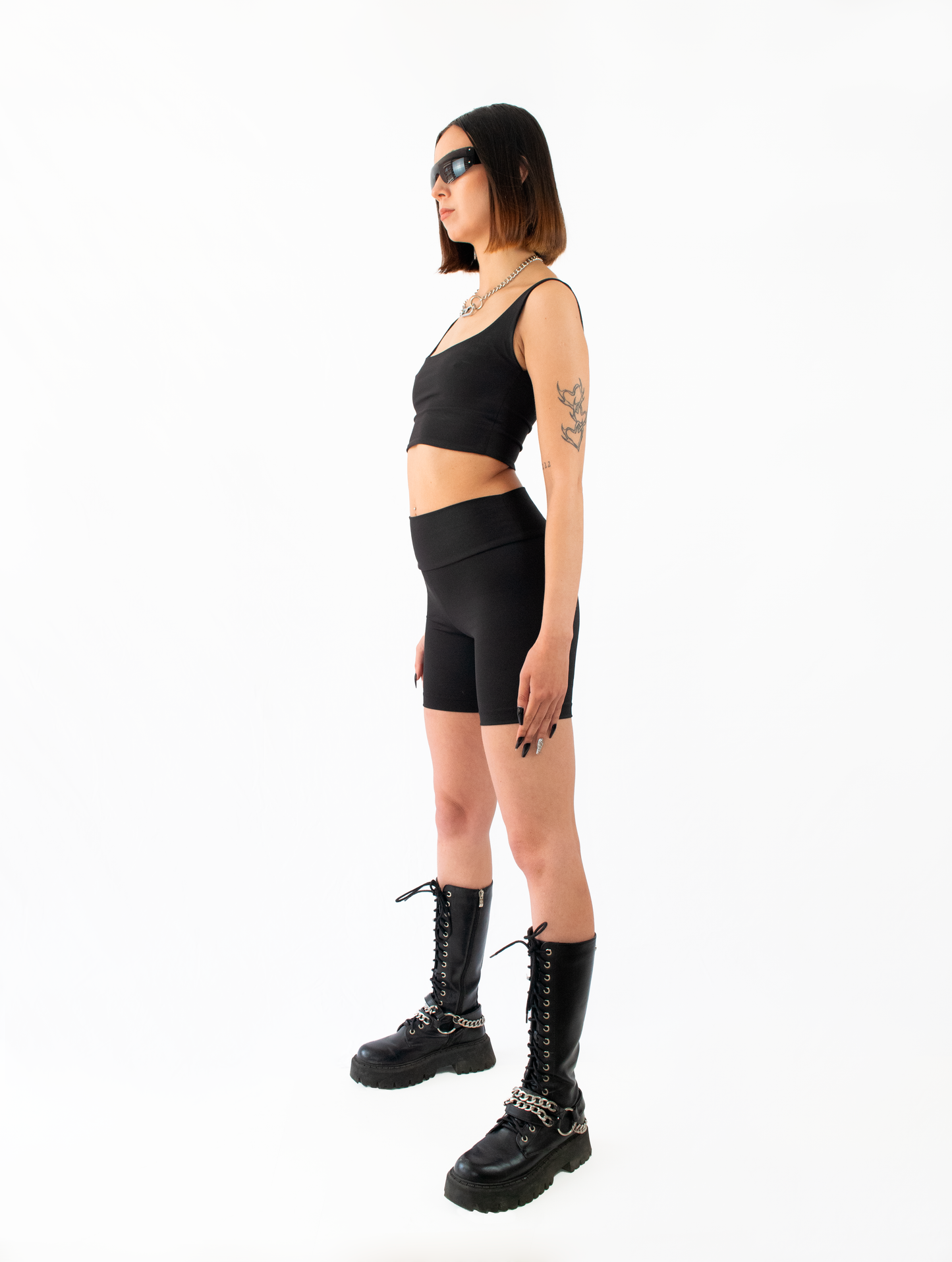 short biker negro ajustado