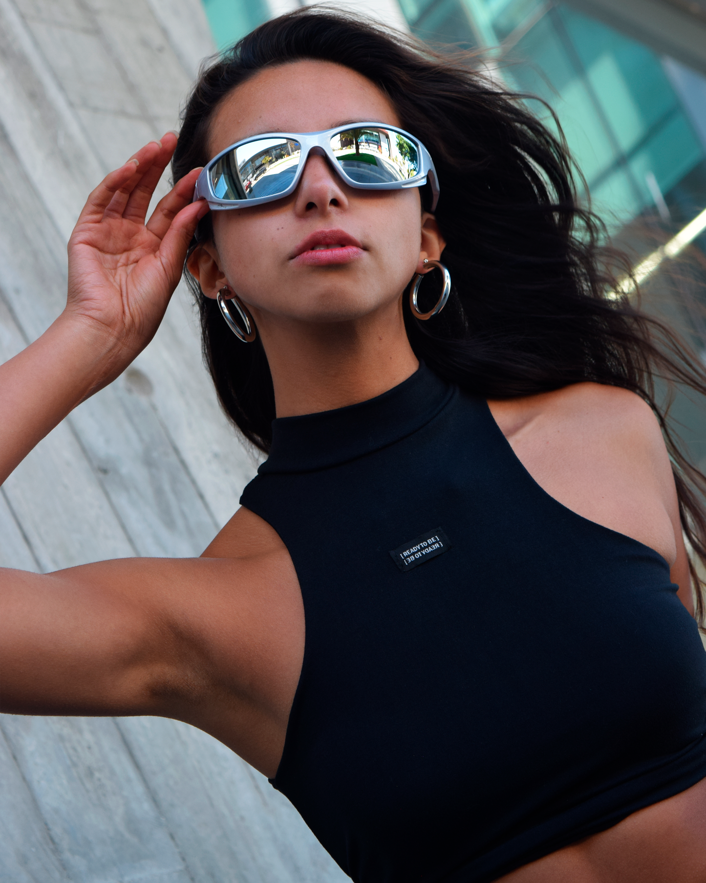 Top halter negro, la prenda infaltable para un look urbano y sofisticado – Urania Club