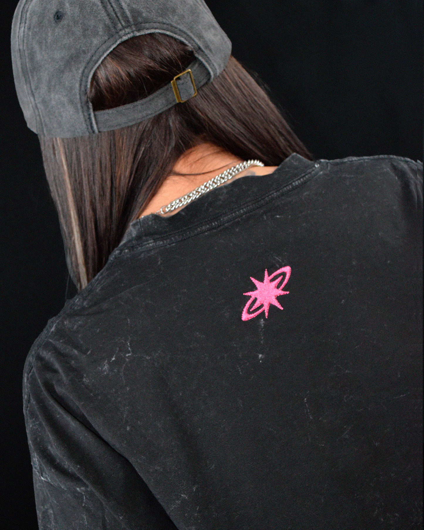 Estilo techwear y vanguardista – polera washed con bordado tribal en blanco o rosa, 100% algodón peruano, Urania Club