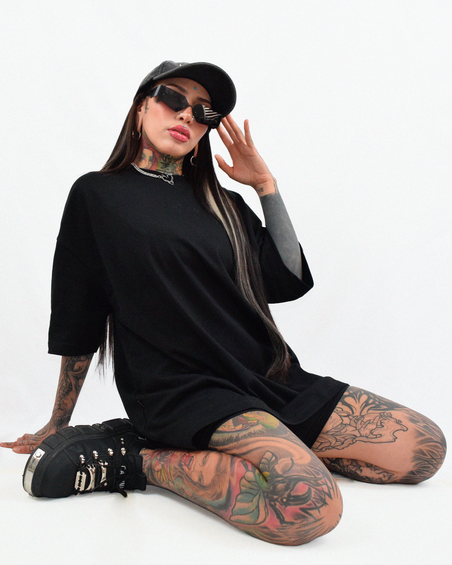 Camiseta negra con bordado Urania Club, fabricada con algodón peruano de la mejor calidad – streetwear alternativo, Urania Club