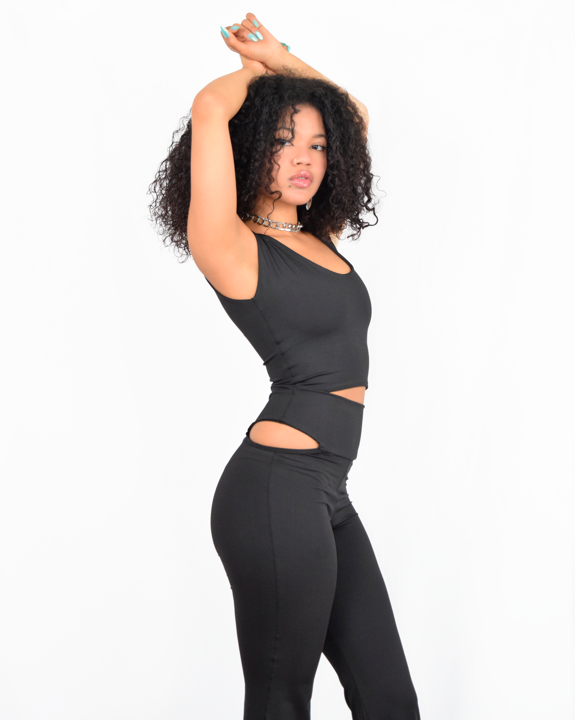 Top ajustado negro, tela suave y cómoda para cualquier ocasión