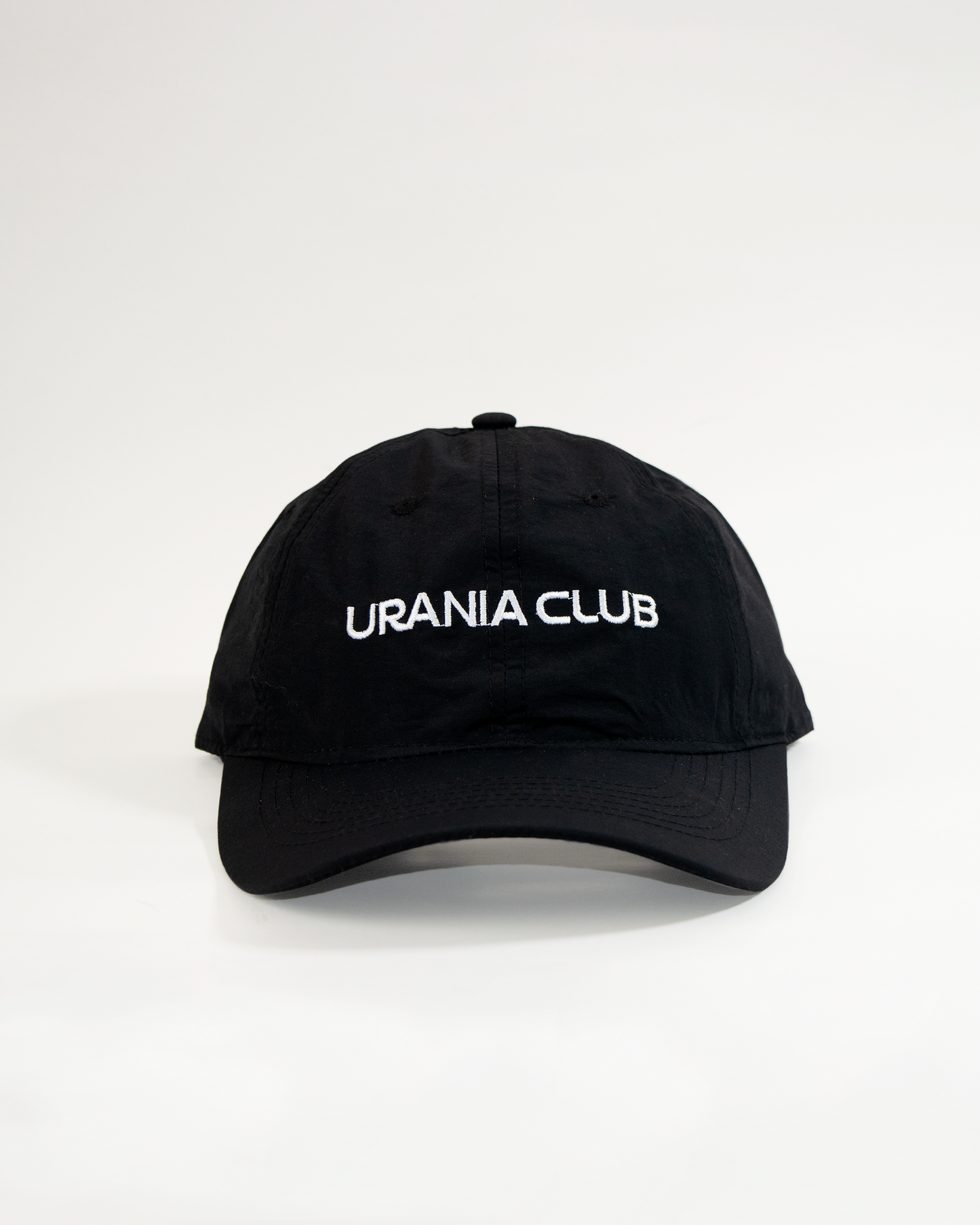 Gorro impermeable de 6 paneles con visera curva, color negro, 100% nylon.