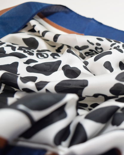Pañuelo estampado animal print azul y blanco