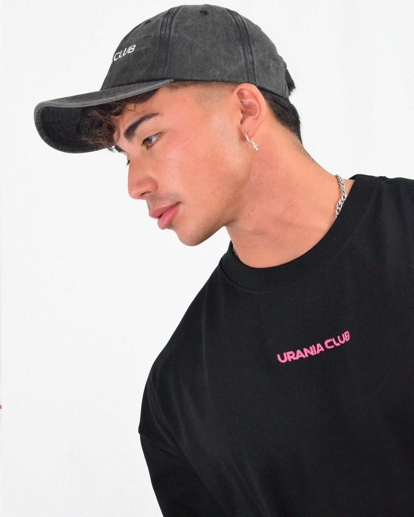 Polera negra con bordado Urania Club, hecha con 100% algodón peruano premium – moda rave y urbana, Urania Club