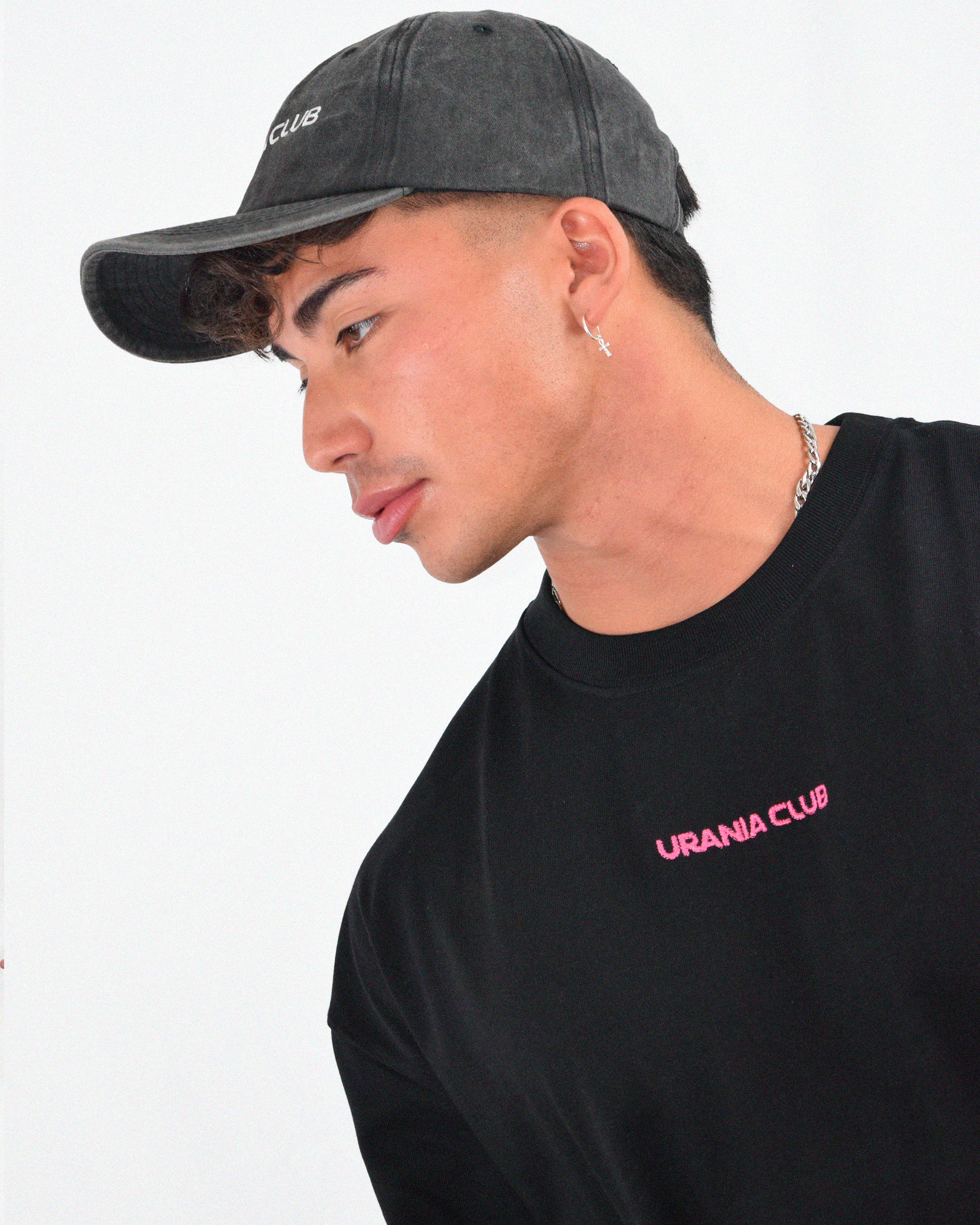Polera negra con bordado Urania Club, hecha con 100% algodón peruano premium – moda rave y urbana, Urania Club