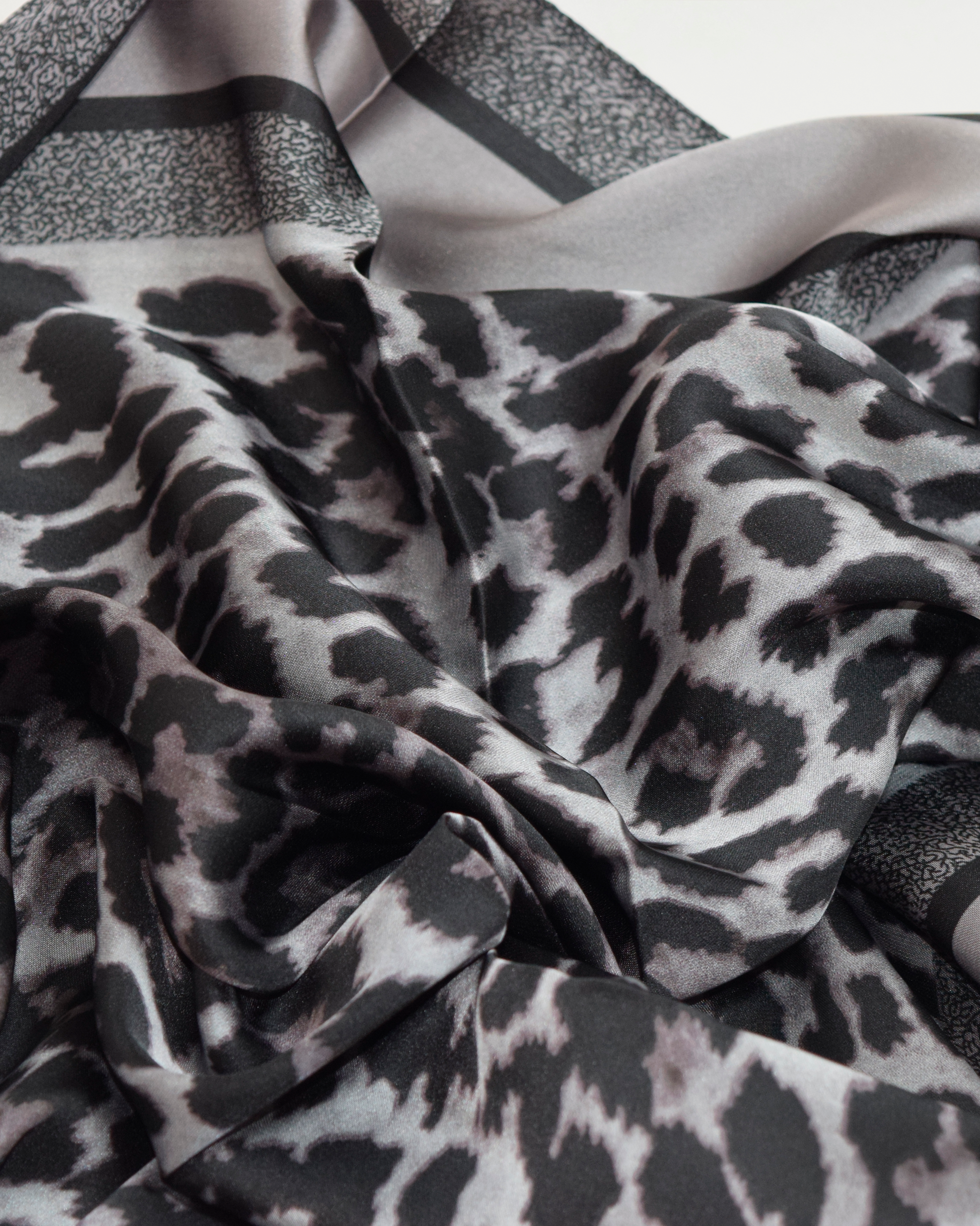 Pañuelo elegante animal print gris y negro de 70x70 cm
