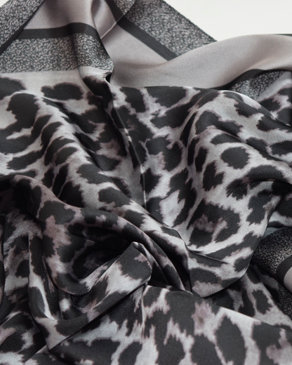 Pañuelo elegante animal print gris y negro de 70x70 cm