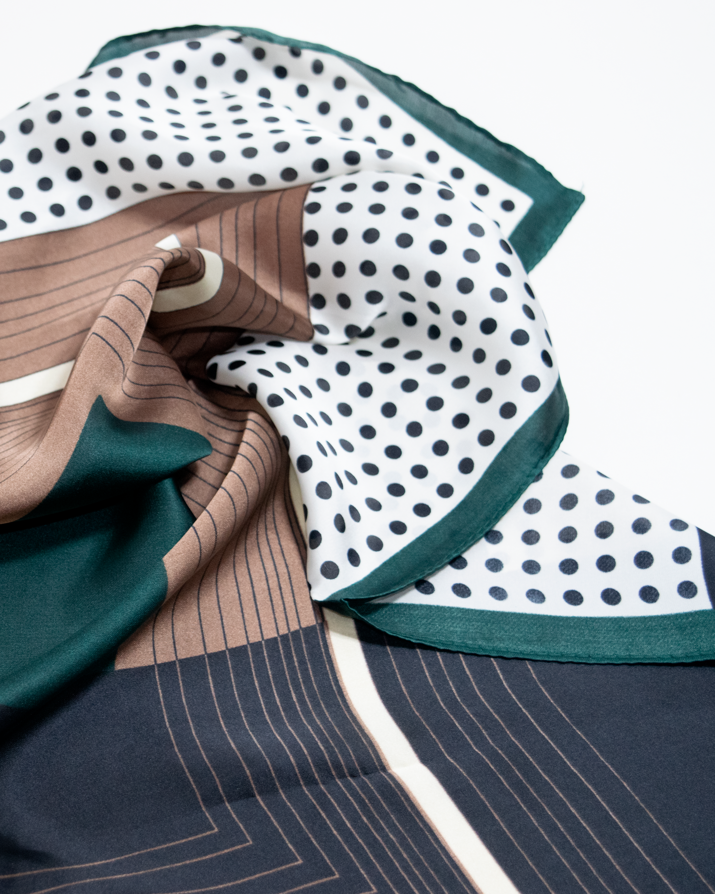Pañuelo de seda gráfico con detalles en 100% poliéster para un look elegante