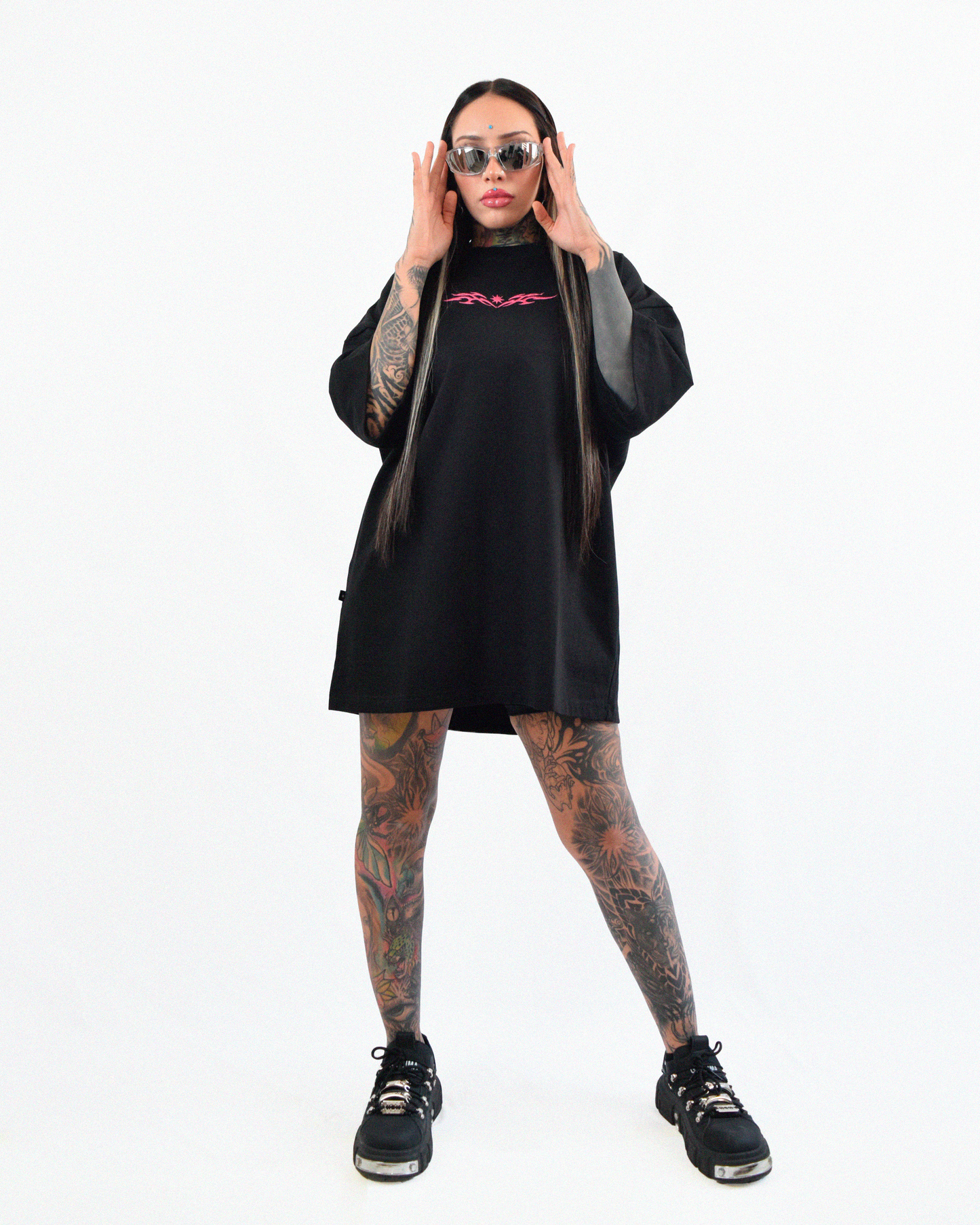 Polera negra de algodón peruano 100% con bordado Urania Club o Tribal – estilo minimalista y elegante, Urania Club