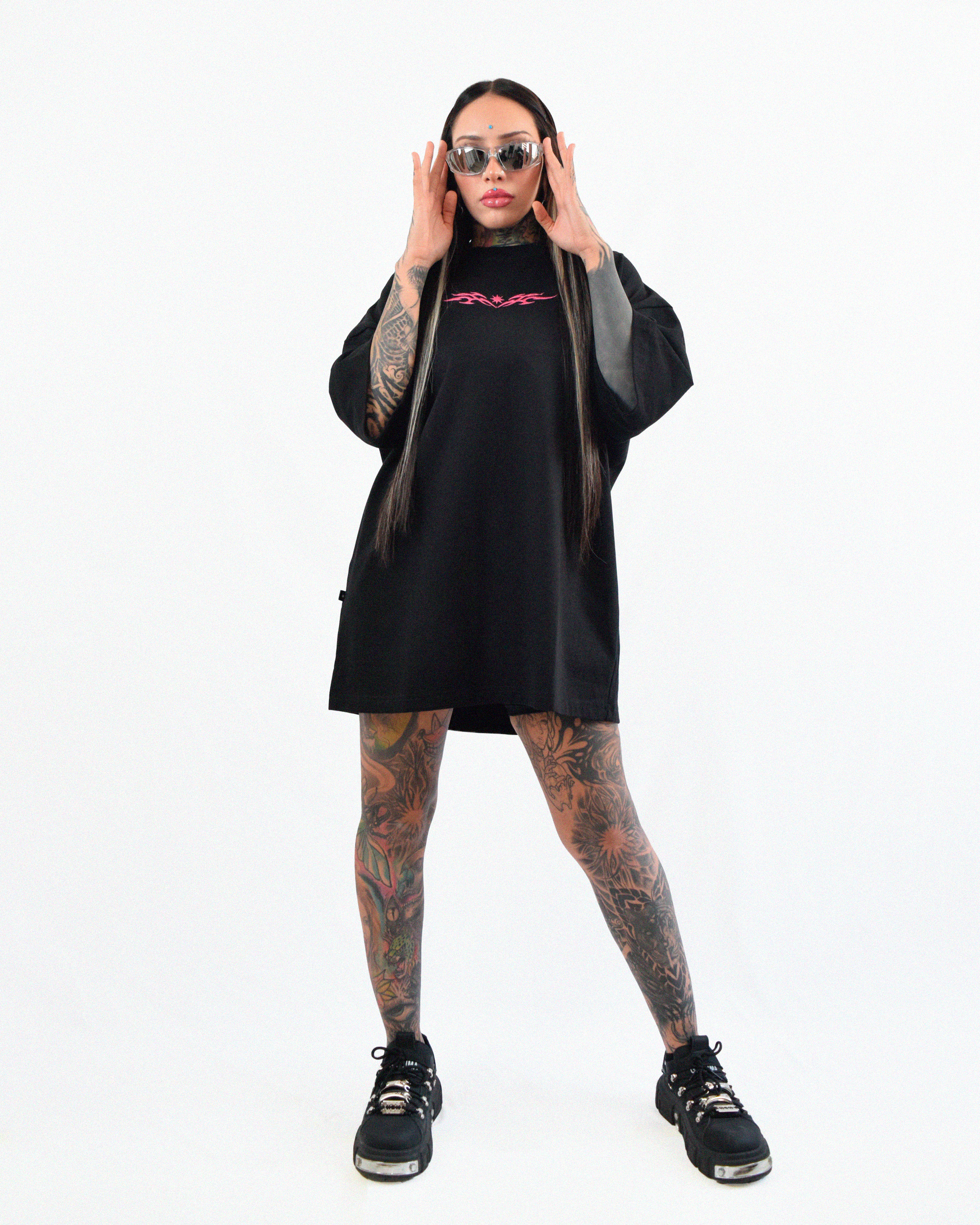 Polera negra de algodón peruano 100% con bordado Urania Club o Tribal – estilo minimalista y elegante, Urania Club