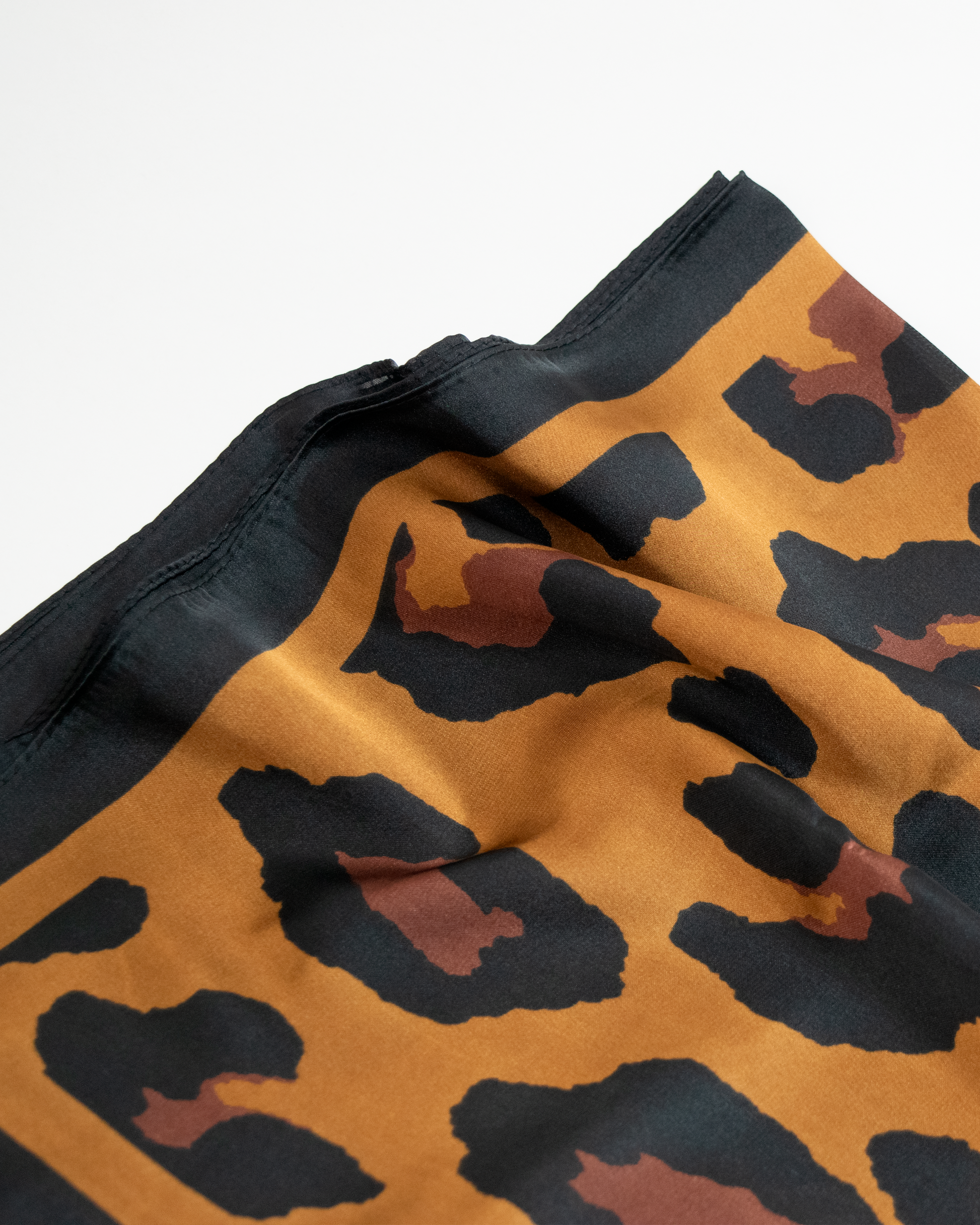 Pañuelo animal print marrón y negro estilo sofisticado