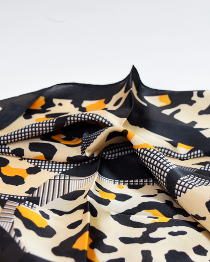 Pañuelo animal print en tonos gráficos, 100% poliéster