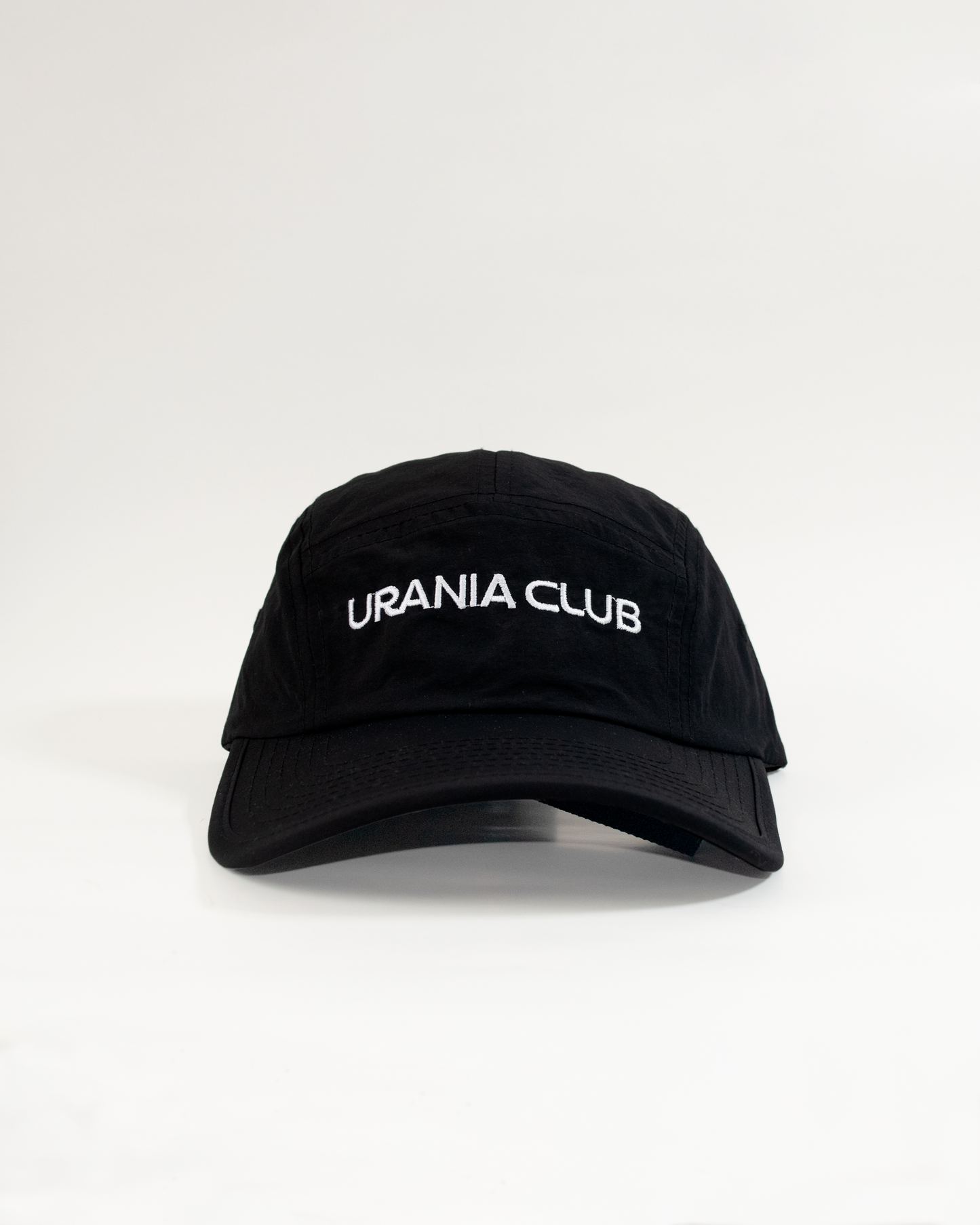 Detalle frontal de la gorra impermeable de 5 paneles con visera curva