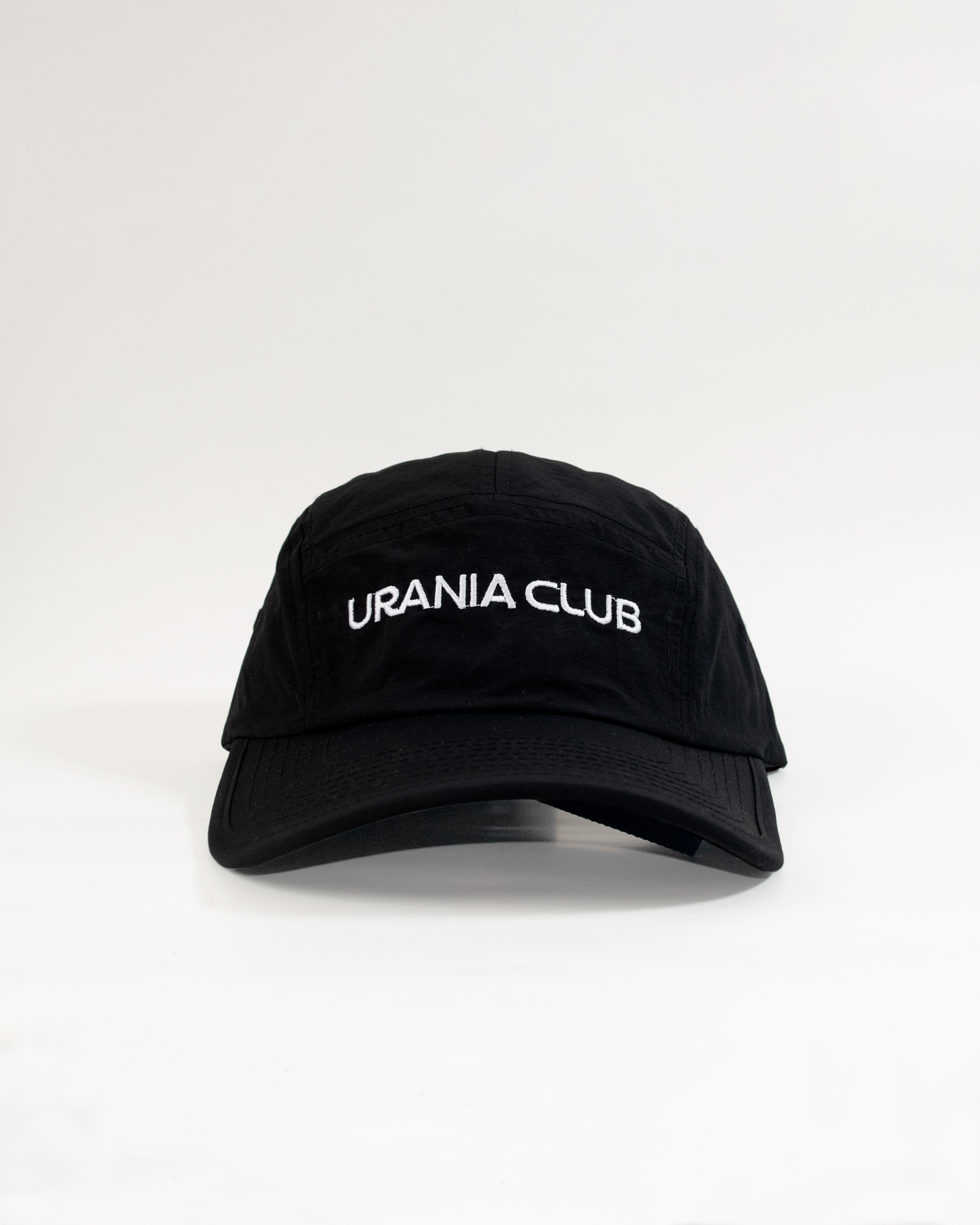 Detalle frontal de la gorra impermeable de 5 paneles con visera curva