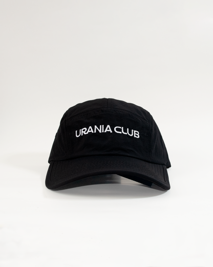 Detalle frontal de la gorra impermeable de 5 paneles con visera curva