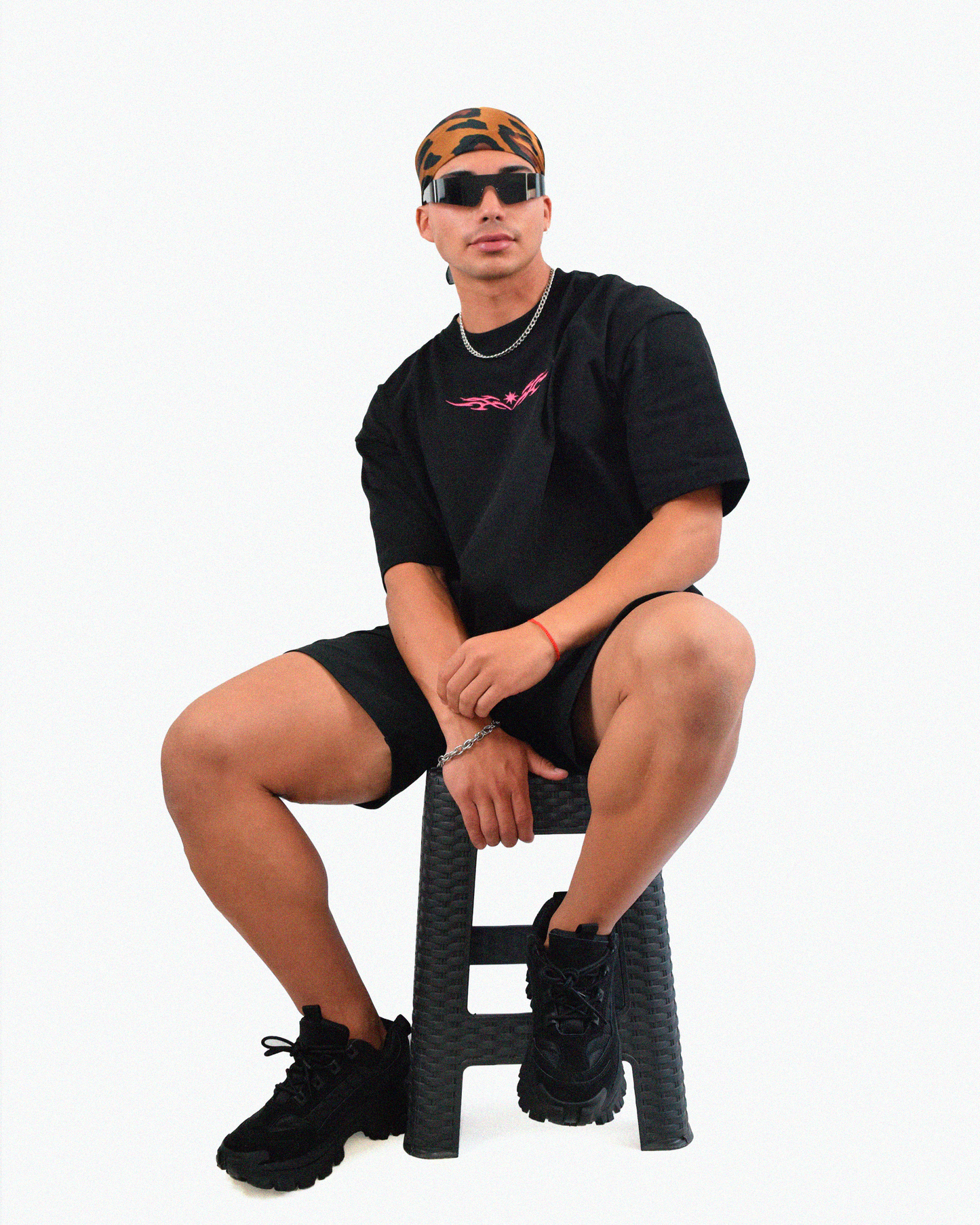 Ropa techwear en Chile – polera negra con bordado Urania Club o Tribal, hecha con 100% algodón peruano exclusivo, Urania Club