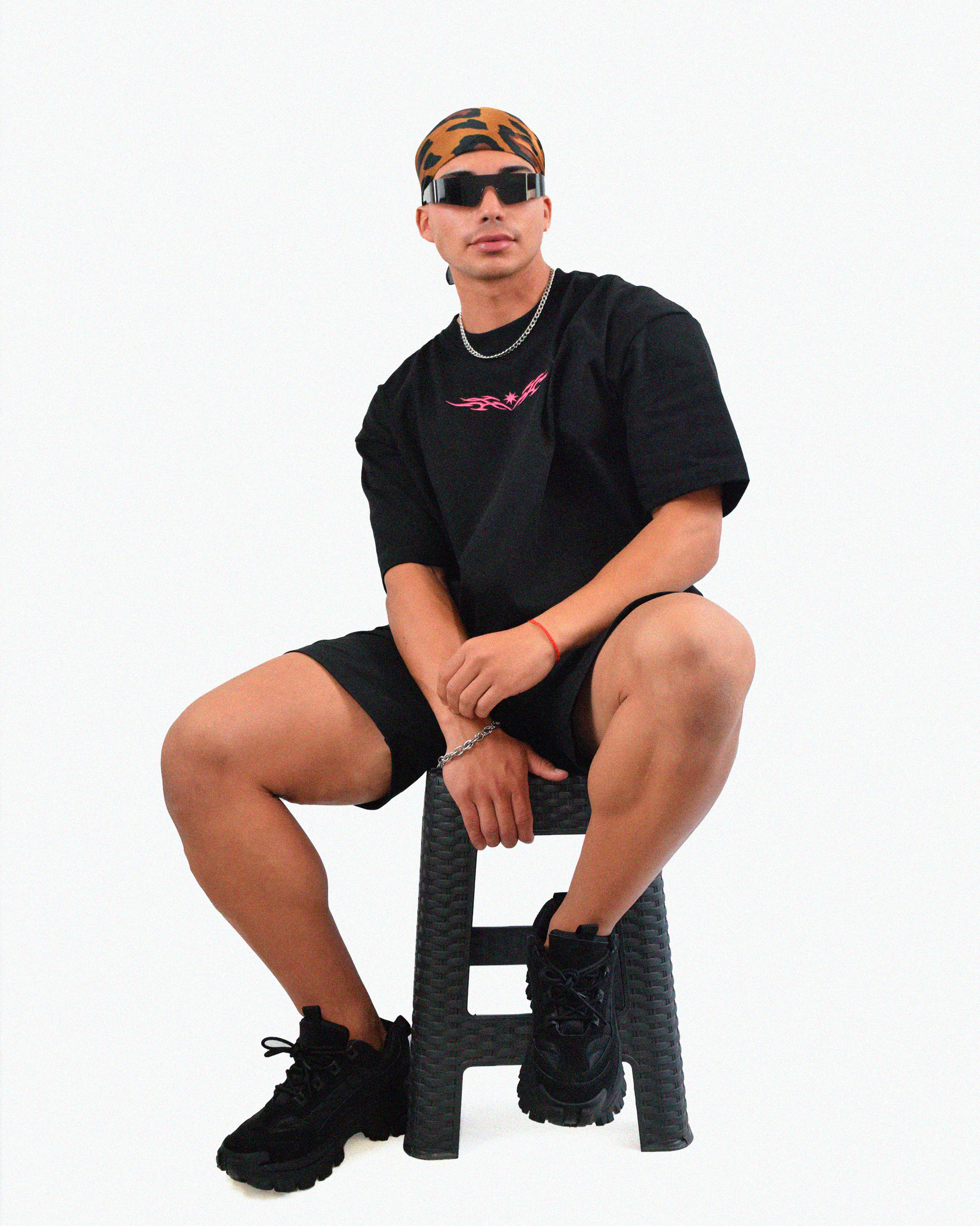 Ropa techwear en Chile – polera negra con bordado Urania Club o Tribal, hecha con 100% algodón peruano exclusivo, Urania Club