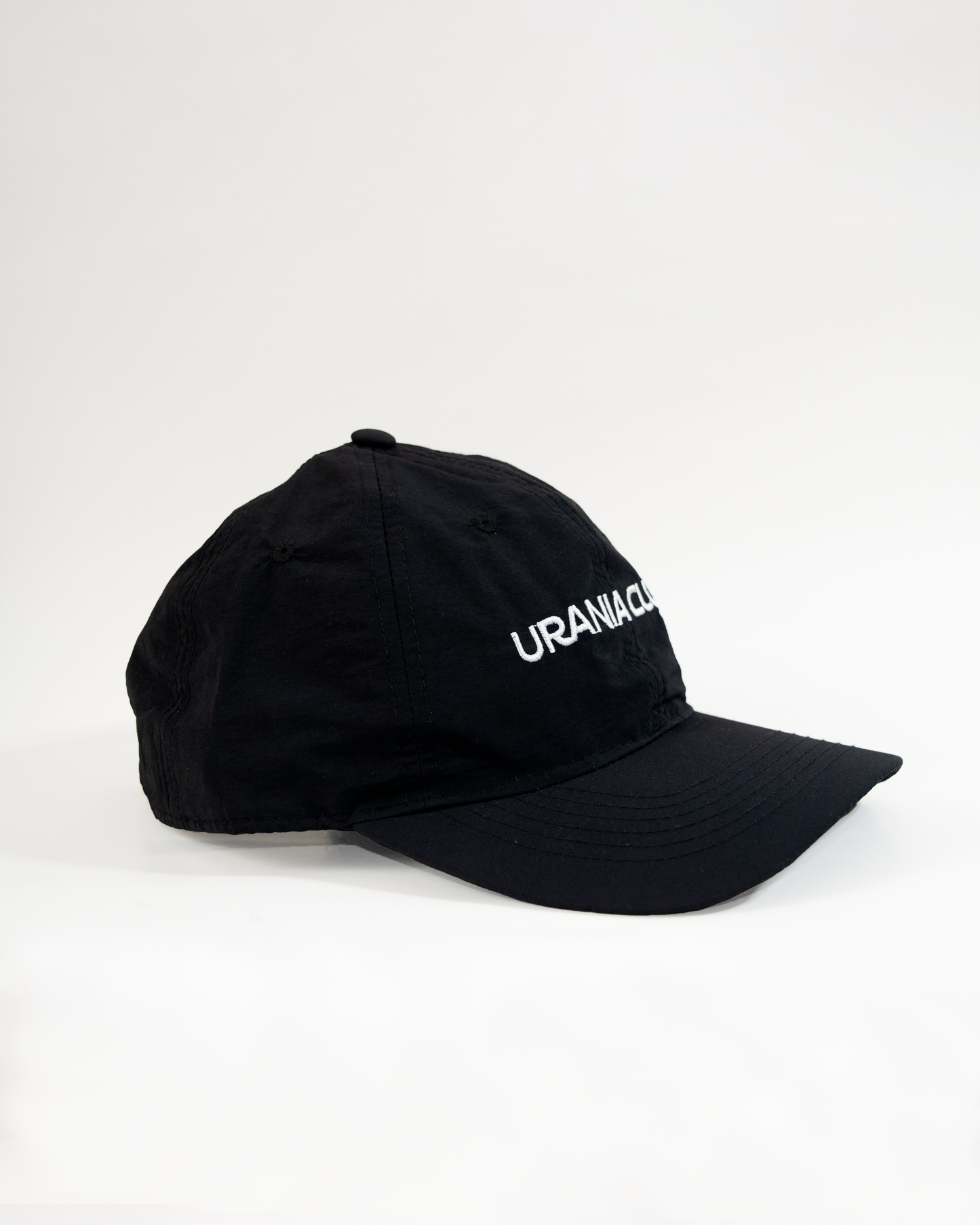 Gorro negro impermeable de 6 paneles, visera curva, fabricado en nylon de alta calidad.