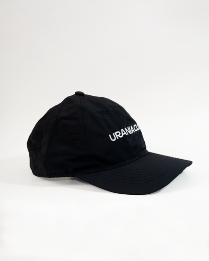 Gorro negro impermeable de 6 paneles, visera curva, fabricado en nylon de alta calidad.
