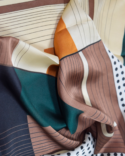 Pañuelo con diseño gráfico y detalles artísticos, fabricado en poliéster