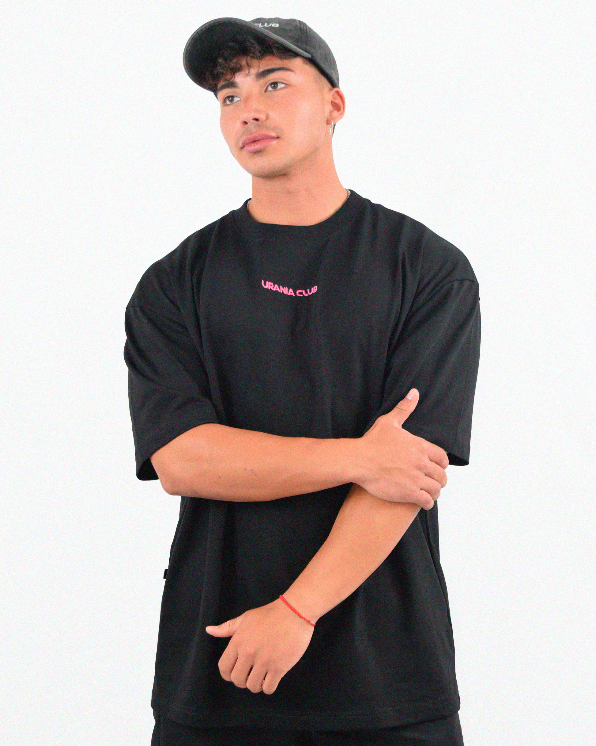 Camiseta negra con bordado Urania Club, confeccionada en algodón peruano premium – moda underground y futurista, Urania Club