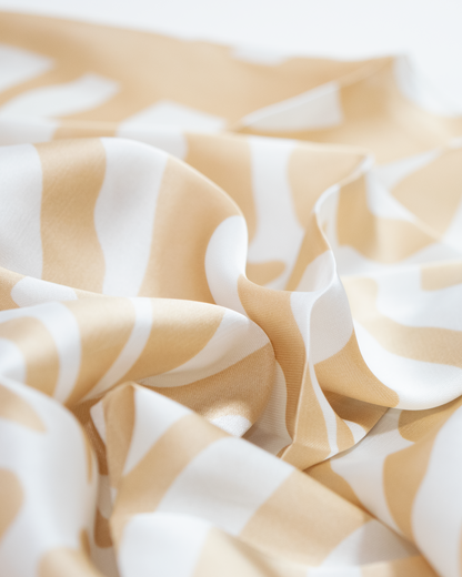 Pañuelo de diseño cebra con tonos blanco y dorado