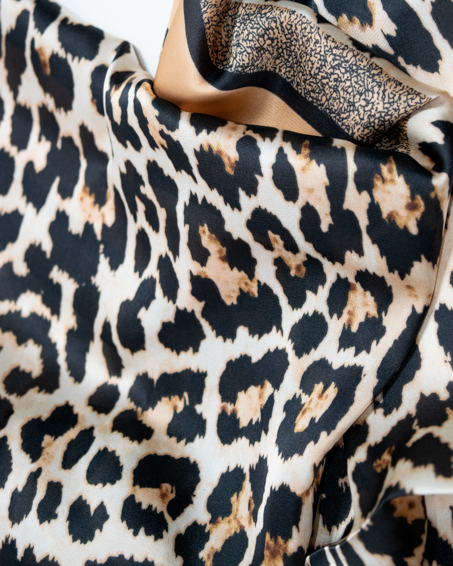 Accesorio versátil pañuelo animal print crema y negro